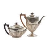 ENGLAND Kaffee- und Teekanne, um 1900ovaler Stand, halbgodronierter Korpus, scharnierte Deckel,