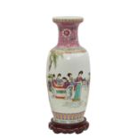 Bodenvase. CHINA, 20. Jh..Im Famille-Rose-Stil bemalt mit Figuren und Ornamentalem, H 60 cm. Mit