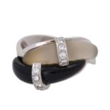 Ring mit Onyx und Bergkristallsowie kleinen Brillanten von zus. ca. 0,10 ct von guter Farbe und