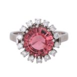 Ring mit 1 rosafarbenen Turmalin, ca. 3,8 ct,rund facettiert, D: 10 mm, entouriert von 14 Diamanten,