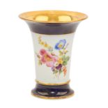 MEISSEN kleine Trompetenvase, 1860-1924.Polychrome Blumenbukettmalerei, breiter Kobaltrand an