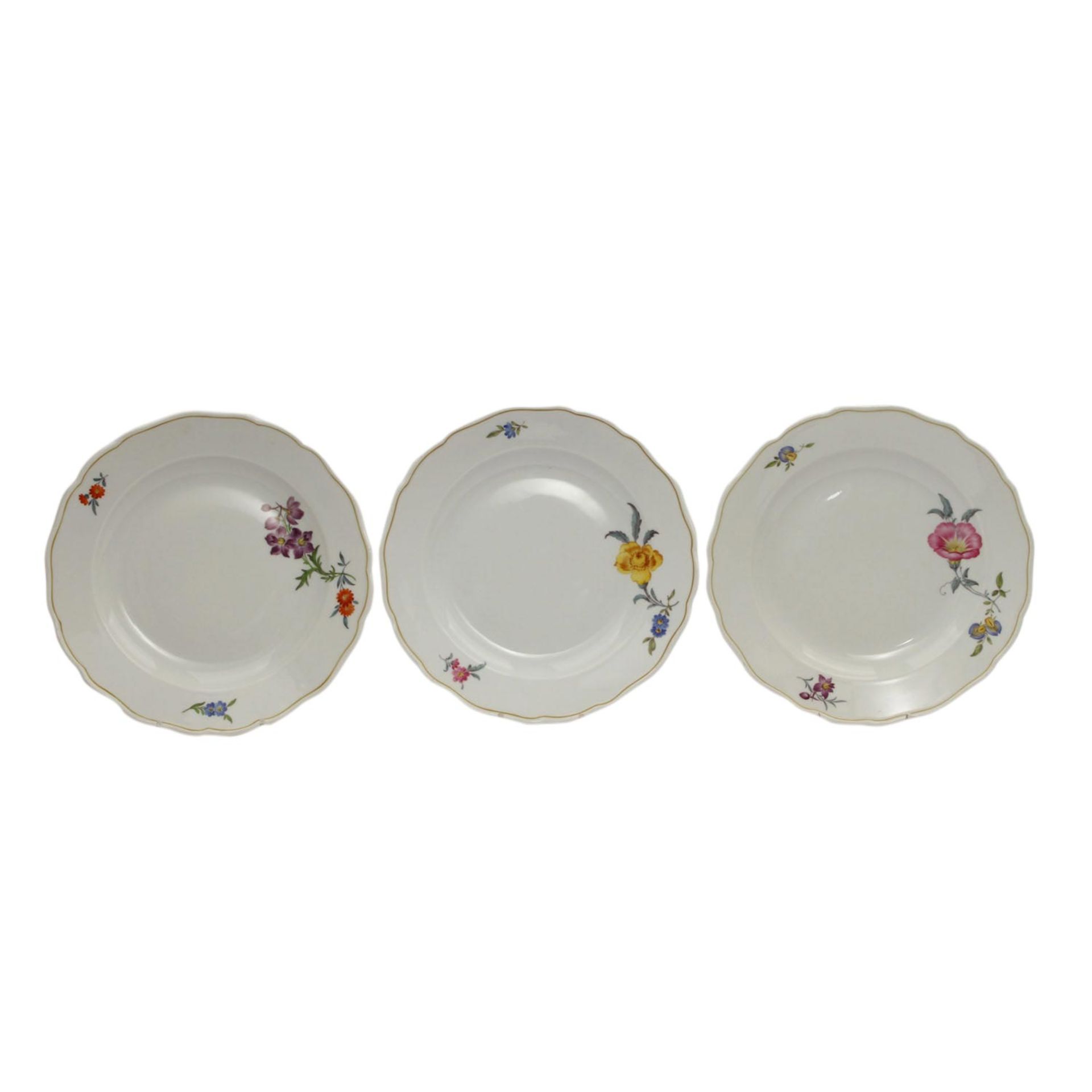 MEISSEN Konvolut Serviceteile, 20. Jh.Bestehend aus 3 Speiseteller "polychromer Blumendekor", 1. - Image 4 of 5