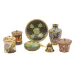 Konvolut: 7 Miniatur-Objekte aus Cloisonné. CHINA, 20. Jh..U.a.: 3 Deckeldöschen mit