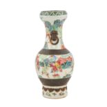 Famille Verte-Vase. CHINA, um 1900.Balusterförmig mit zwei seitlich aufgesetzten Handhaben. Bunte