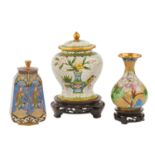 Konvolut: 3 Cloisonné Väschen. CHINA, 20. Jh..Zwei mit Deckel, H 12,5 cm, 14 cm, 10,5 cm. Zwei