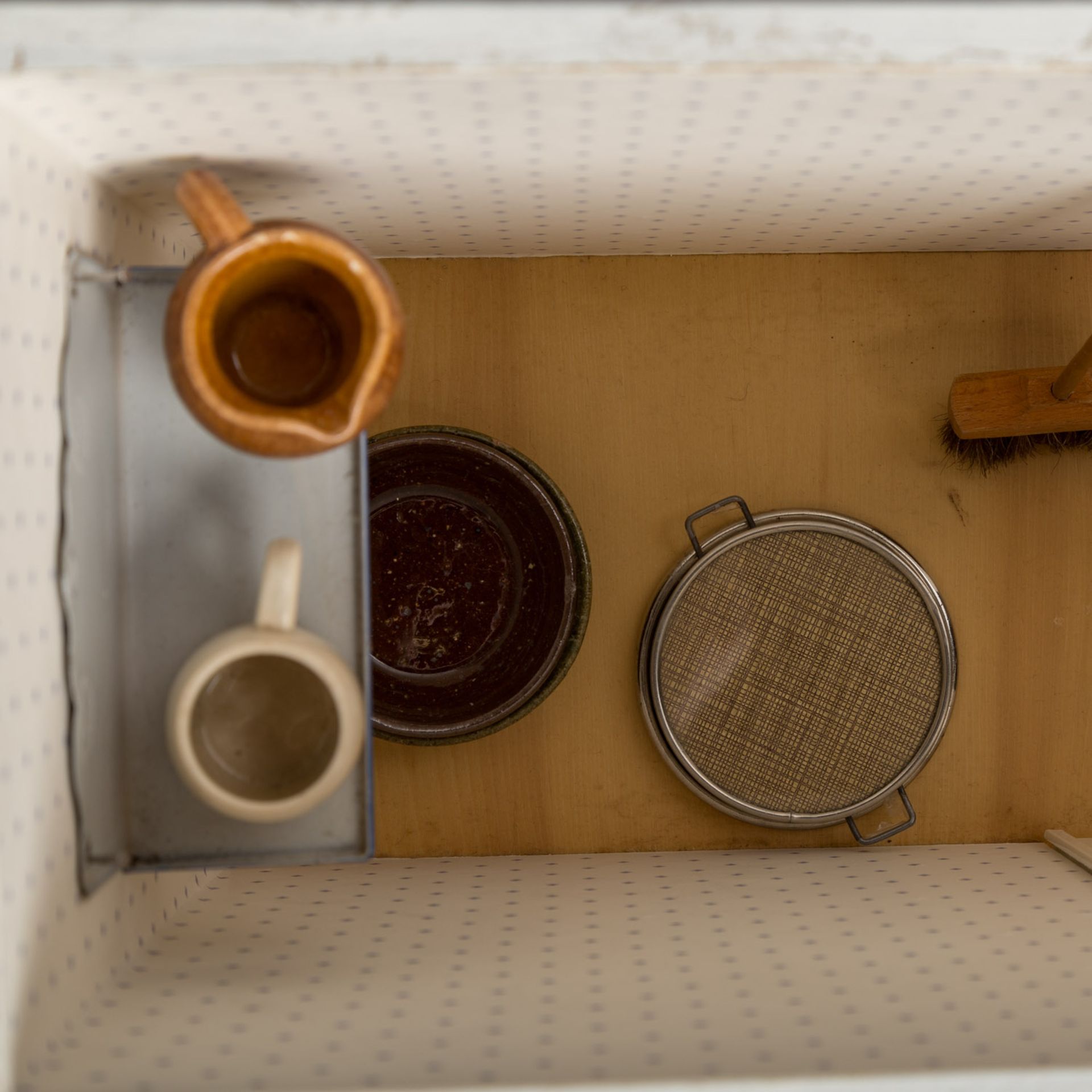 Puppenküche, 1950er Jahre,part. tapeziertes Nadelholzgehäuse, bestehend aus einem großen Zimmer u. - Image 26 of 27