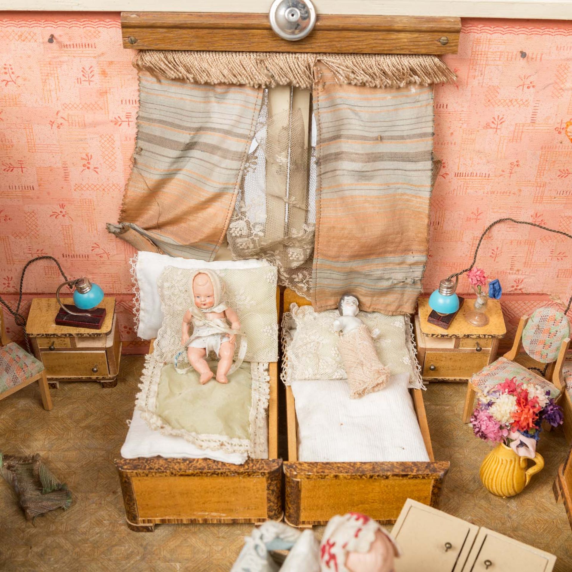 Puppenstube, 20.Jh.,bemaltes Holzgehäuse bestehend aus Wohn- u. Schlafzimmer, d. durch eine Türzarge - Image 22 of 22