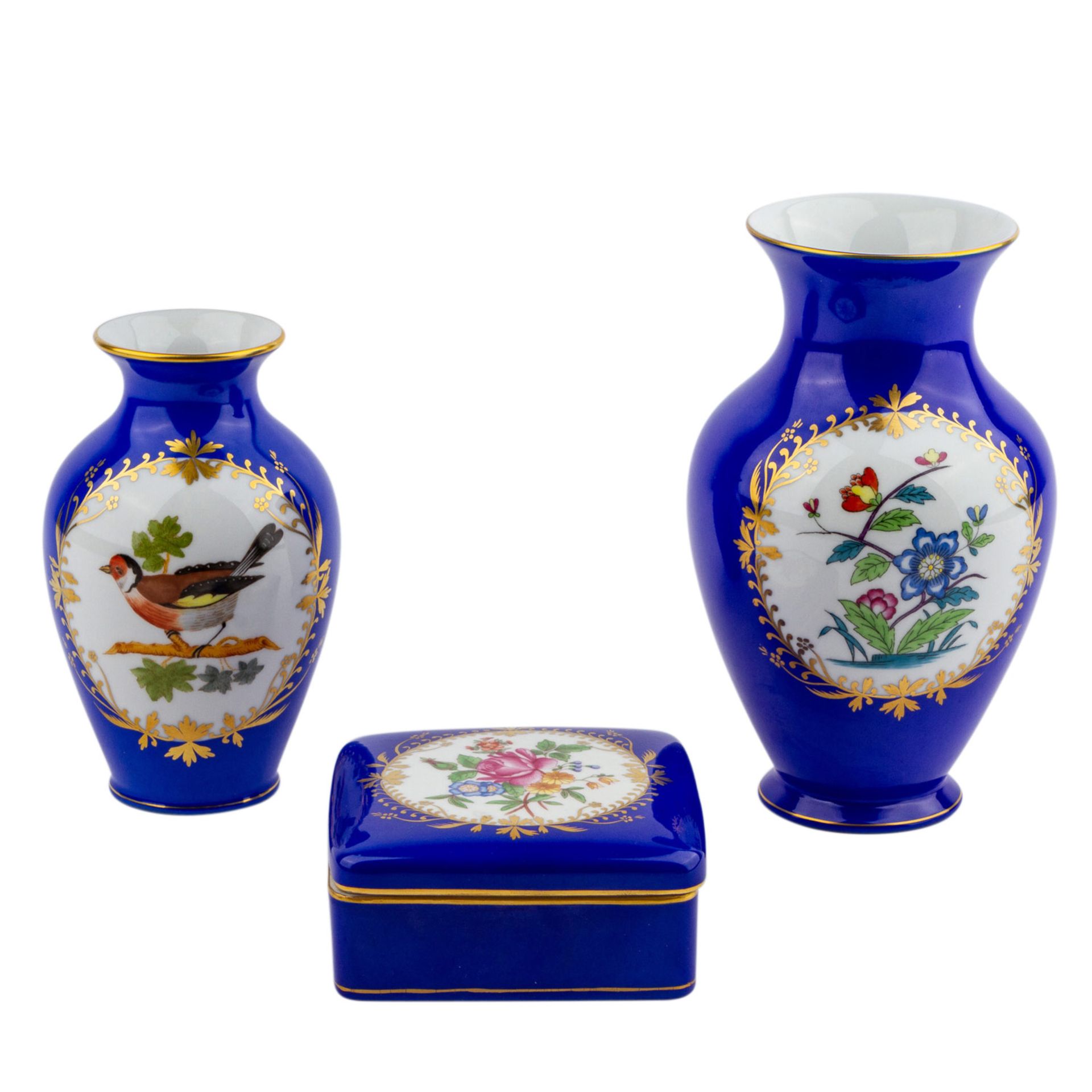 HEREND 2 Vasen und 1 Deckeldose, 20. Jhd.Weißporzellan mit blauem Fond und Goldstaffage, in