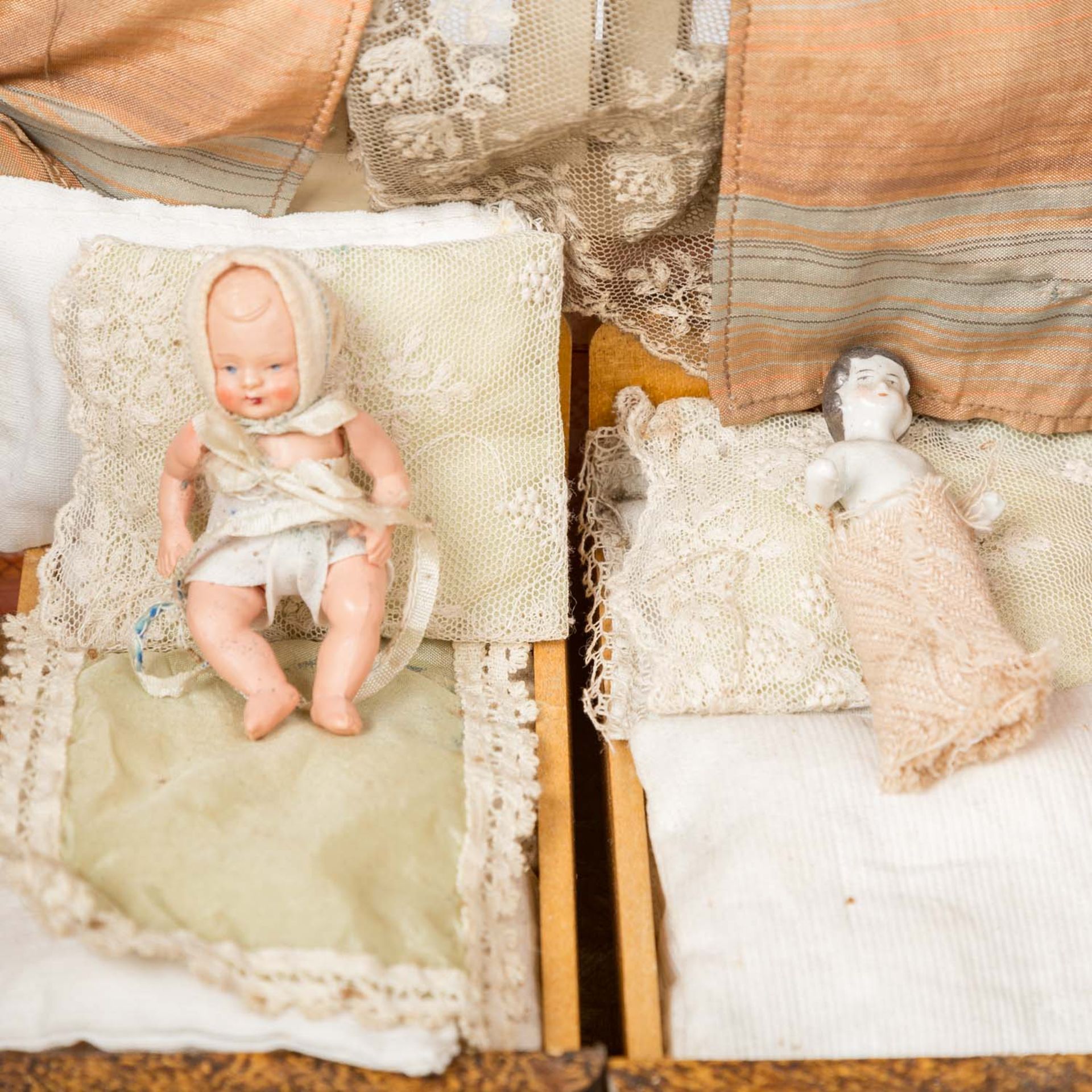 Puppenstube, 20.Jh.,bemaltes Holzgehäuse bestehend aus Wohn- u. Schlafzimmer, d. durch eine Türzarge - Image 3 of 22