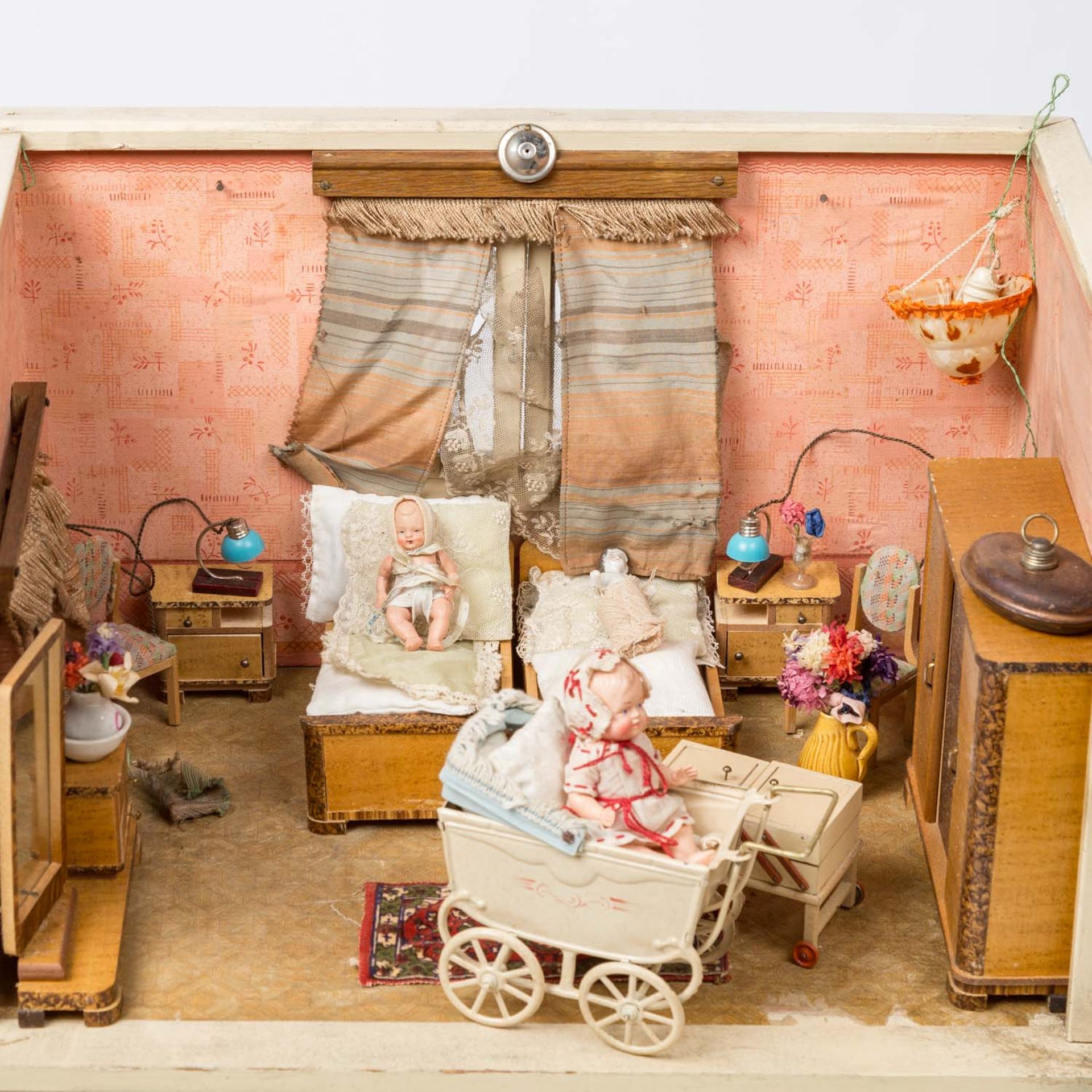 Puppenstube, 20.Jh.,bemaltes Holzgehäuse bestehend aus Wohn- u. Schlafzimmer, d. durch eine Türzarge - Image 13 of 22