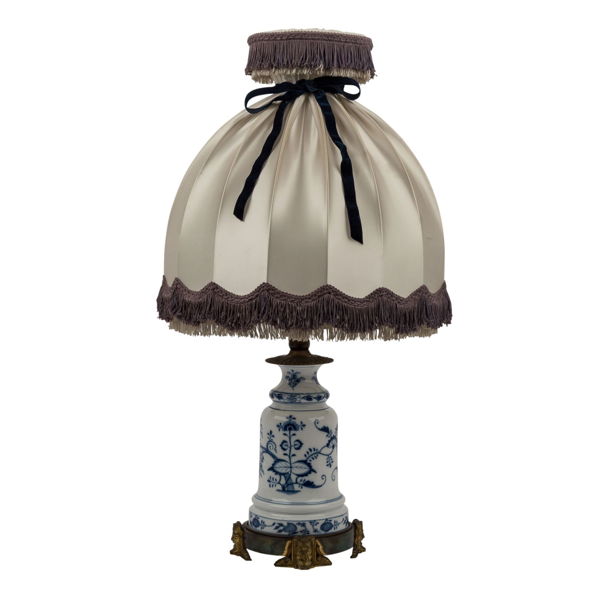 MEISSEN Tischlampe, vor 1888.Zylinderförmiger Korpus im Zwiebelmusterdekor, Messing-Rundsockel auf 4