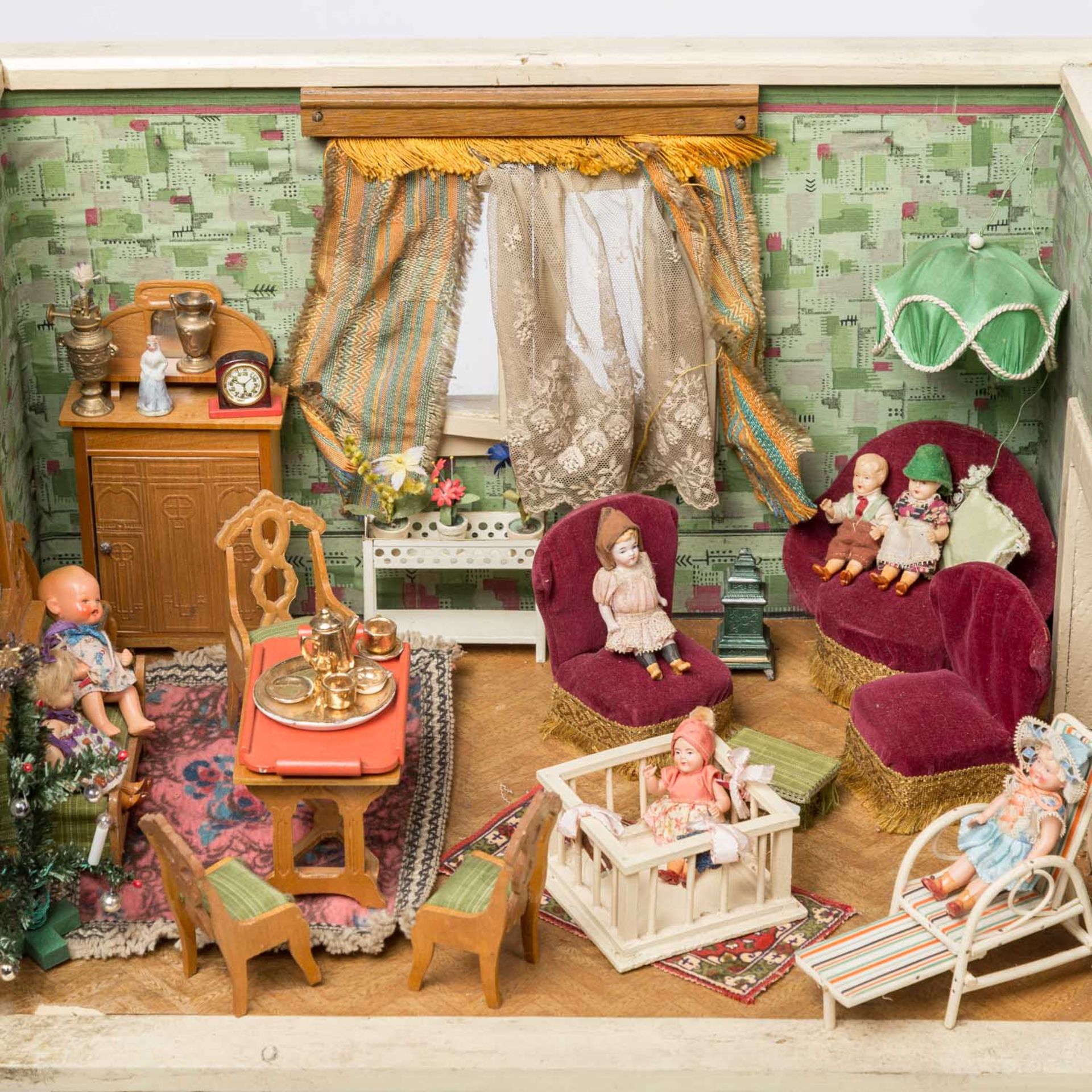 Puppenstube, 20.Jh.,bemaltes Holzgehäuse bestehend aus Wohn- u. Schlafzimmer, d. durch eine Türzarge - Image 16 of 22