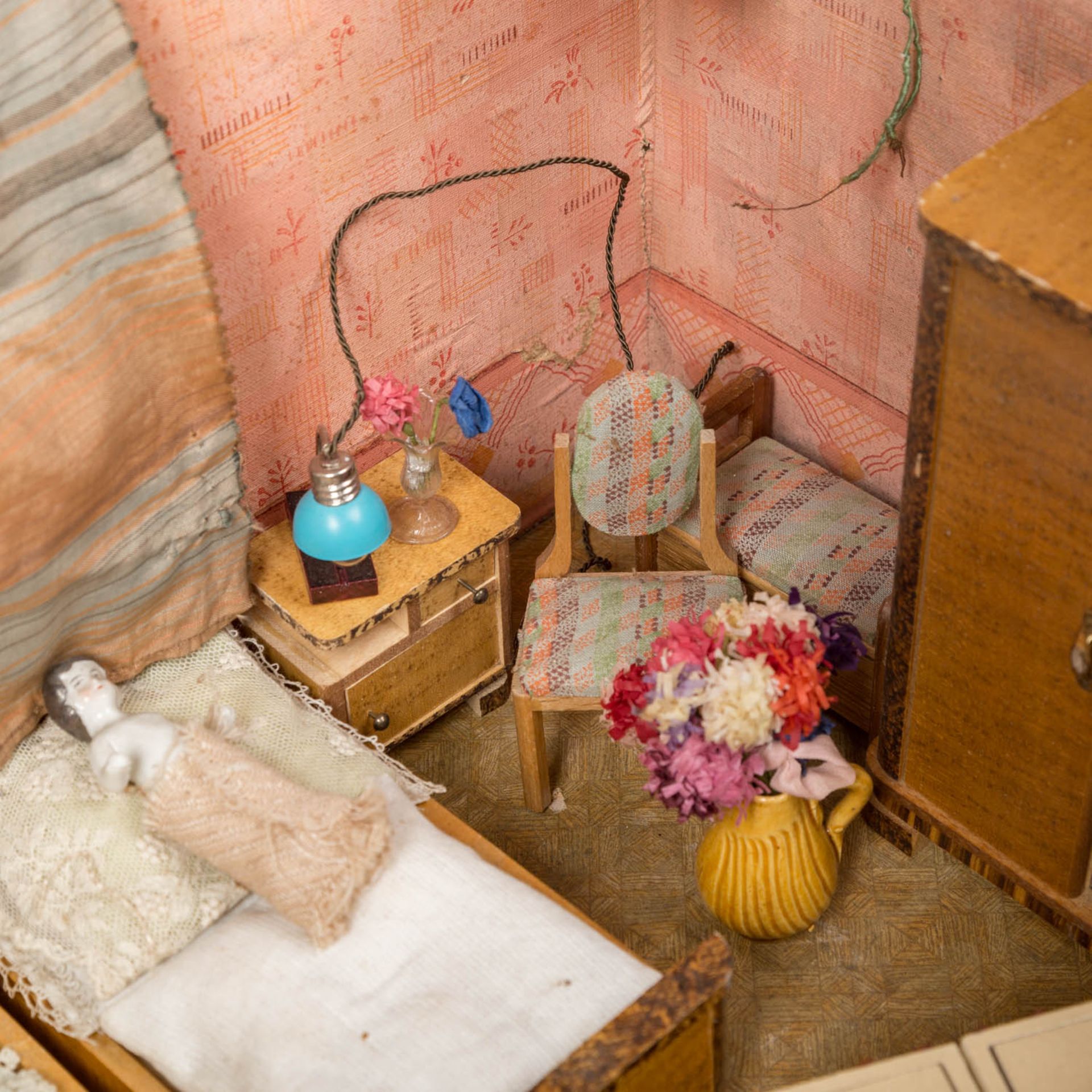 Puppenstube, 20.Jh.,bemaltes Holzgehäuse bestehend aus Wohn- u. Schlafzimmer, d. durch eine Türzarge - Image 6 of 22