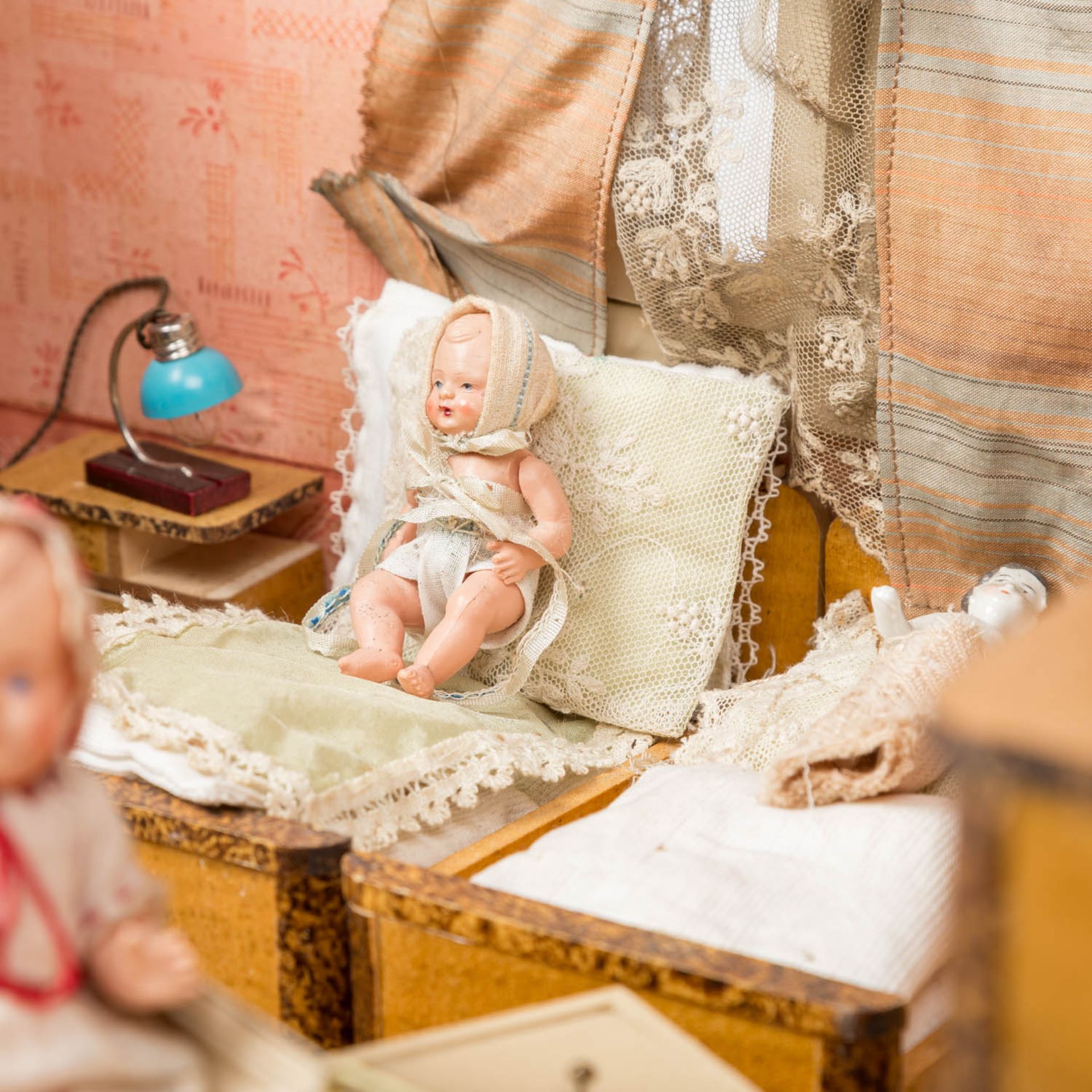 Puppenstube, 20.Jh.,bemaltes Holzgehäuse bestehend aus Wohn- u. Schlafzimmer, d. durch eine Türzarge - Image 9 of 22