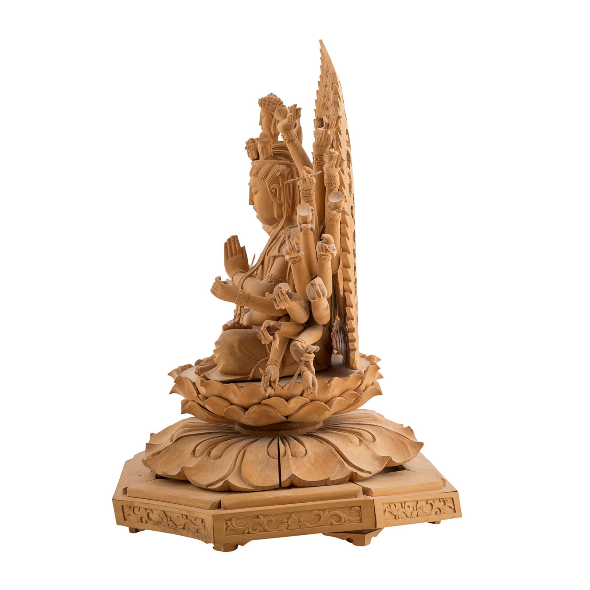 "Guanyin mit den 1000 Armen" aus Holz. CHINA, 20. Jh..Der Bodhisattva Guanyin sitzt im - Image 2 of 13