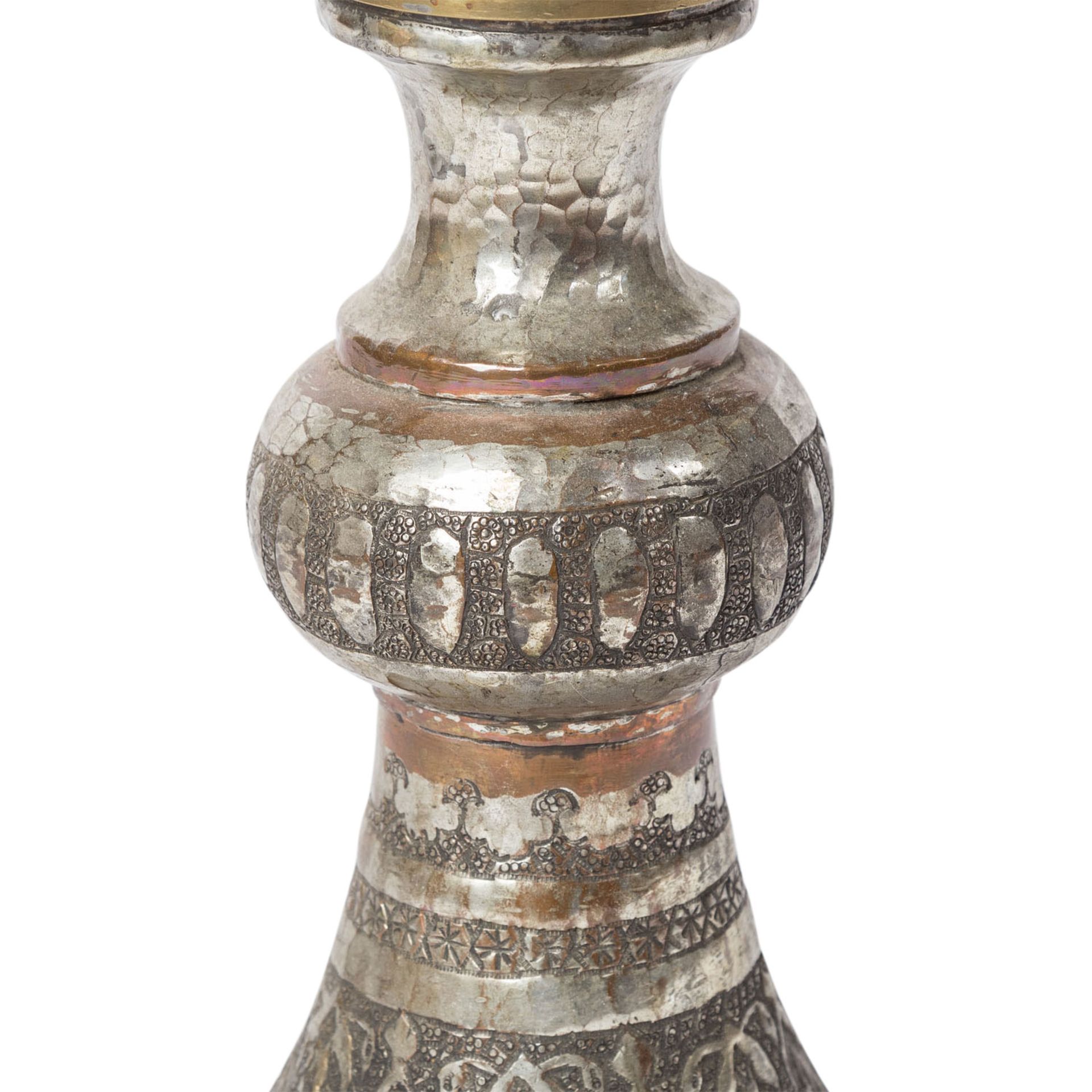 Monumentale Vase aus Metall. PERSIEN, 1. Hälfte 20. Jh..Ornamental und mit figürlichen Szenen in - Image 7 of 10