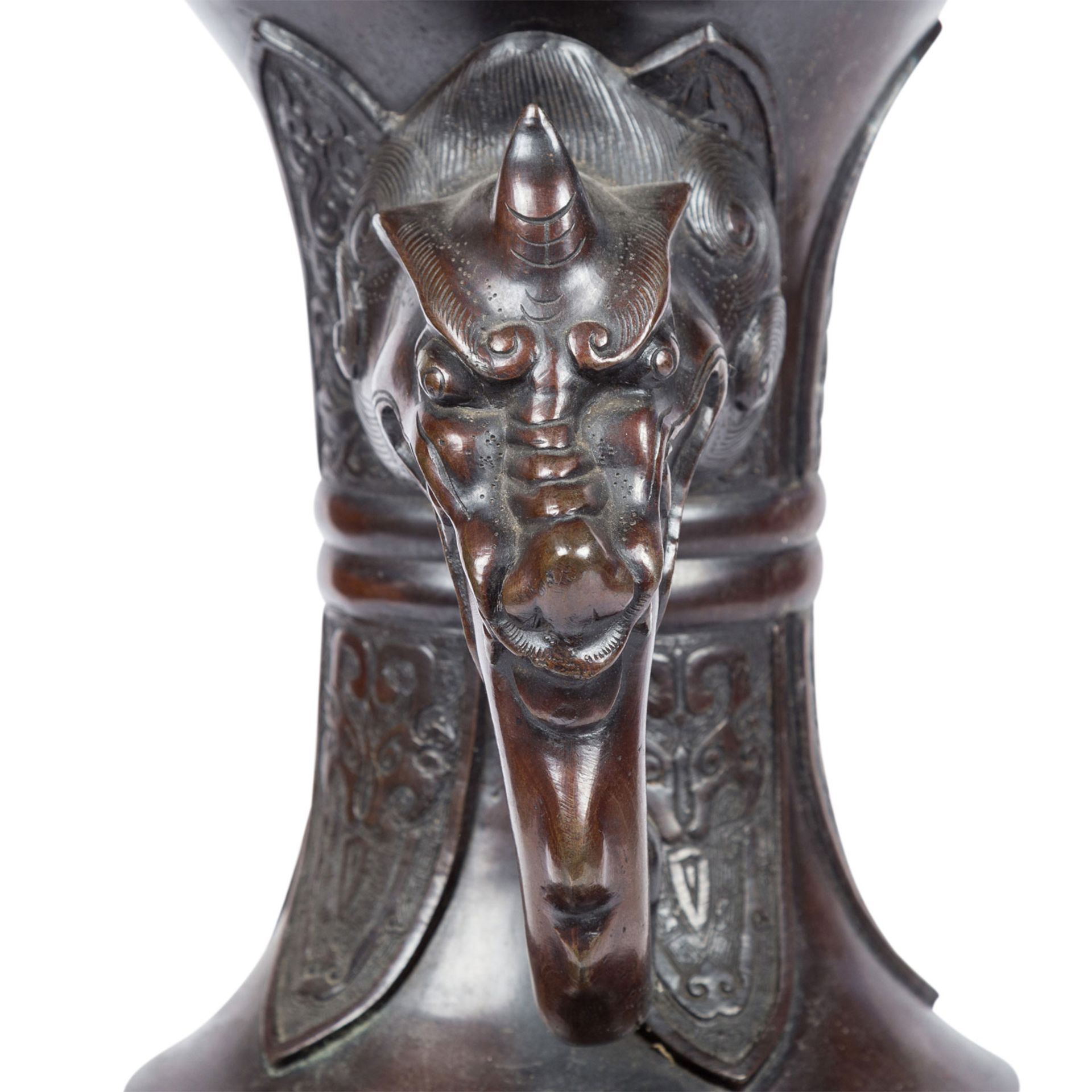 Bodenvase aus Bronze. JAPAN, Meiji-Zeit (1868-1912).Bauchige Enghalsvase mit zwei auf der Schulter - Image 2 of 10