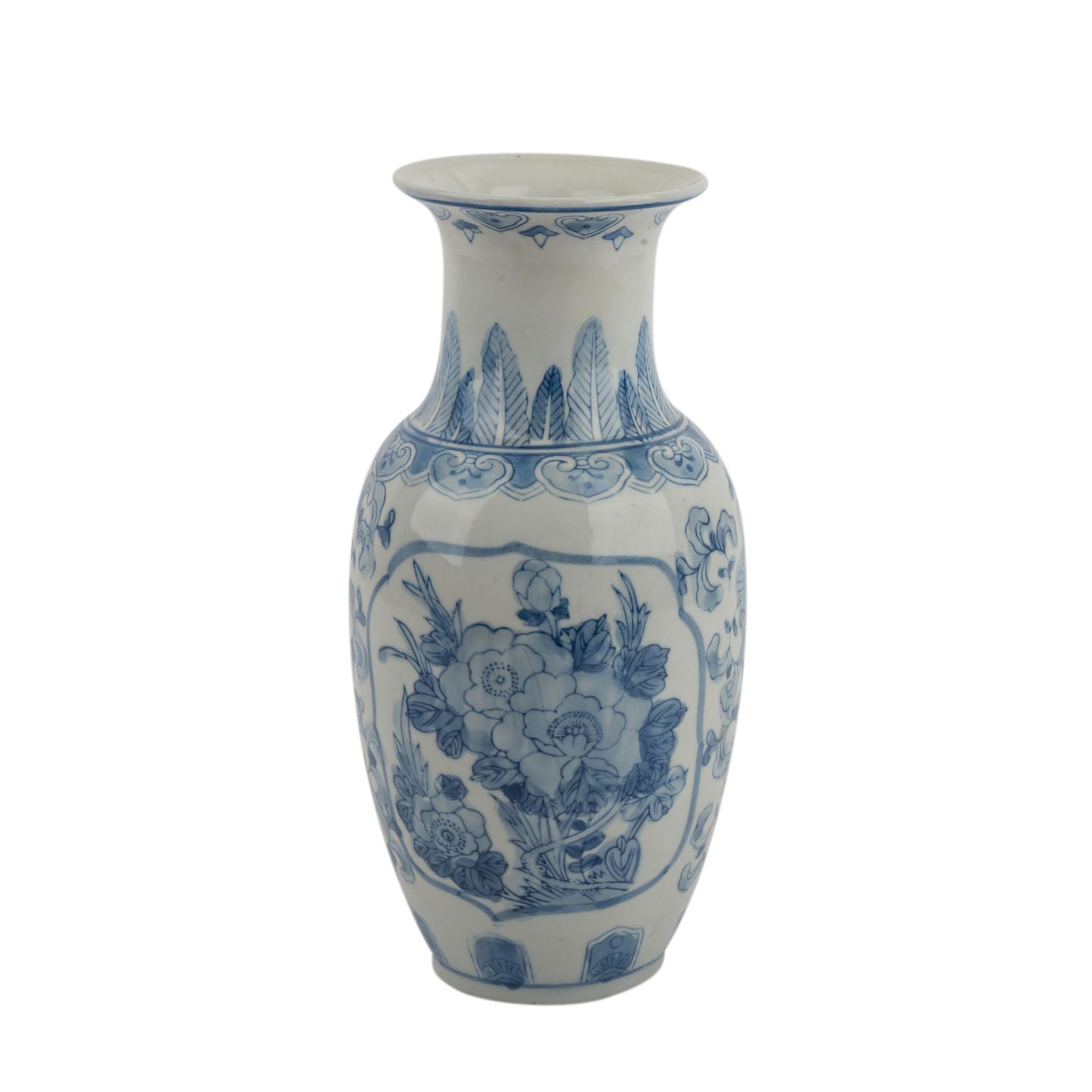 Blau-weisse Vase. CHINA, 20. Jh..Verziert mit unterglasurblauer Blumenmalelerei, H ca. 30 cm.