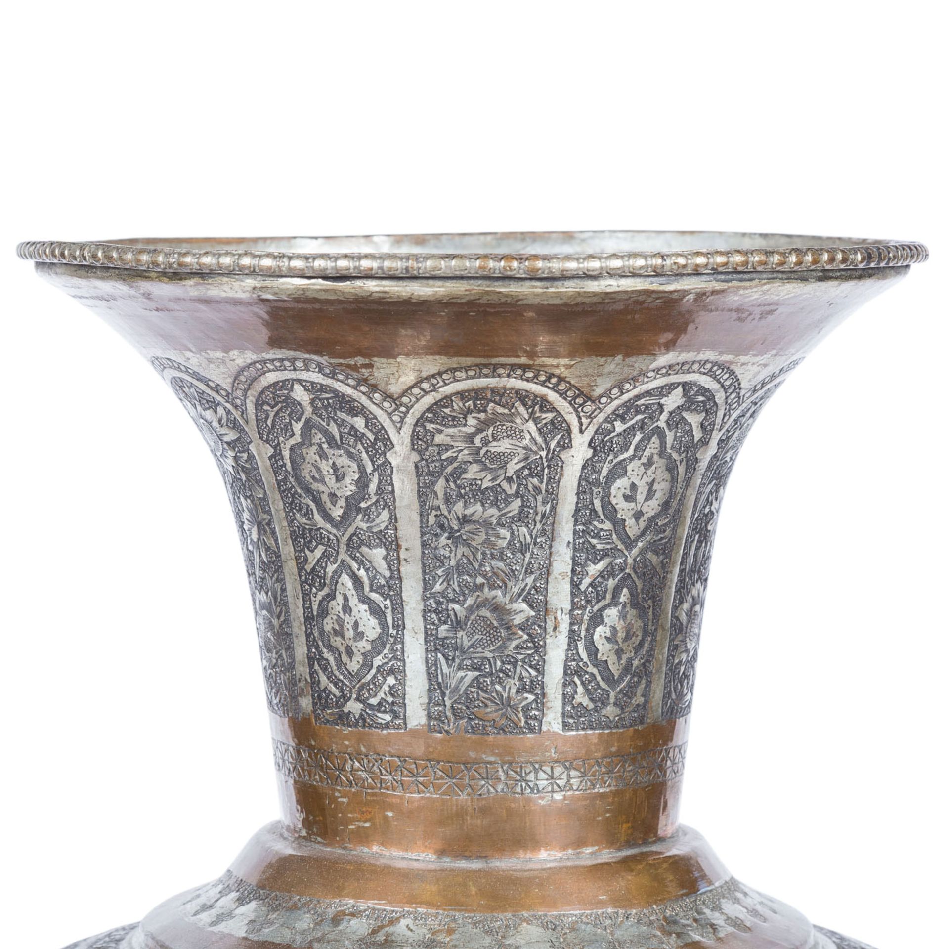 Monumentale Vase aus Metall. PERSIEN, 1. Hälfte 20. Jh..Ornamental und mit figürlichen Szenen in - Image 3 of 10