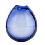 HOLMEGAARD Vase, 1961Entwurf PER LÜTKEN, blaues Glas in Tropfenform, unterseitig bez., H. ca. 24 cm.