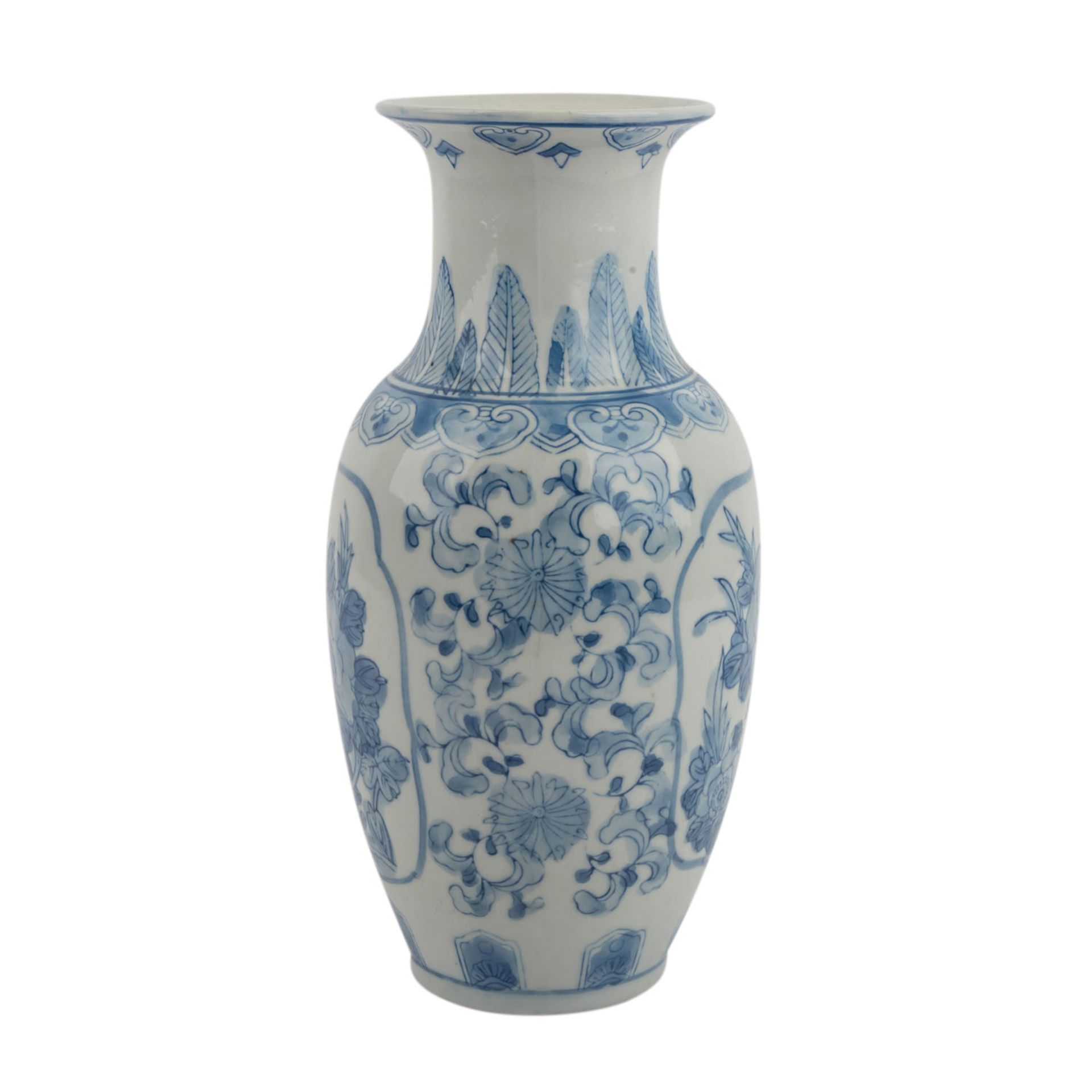 Blau-weisse Vase. CHINA, 20. Jh..Verziert mit unterglasurblauer Blumenmalelerei, H ca. 30 cm. - Image 4 of 6