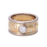 Ring Bicolor mit Brillanten,zentral ca. 0,35 ct, LGW (J)/SI2, weitere Diam. von zus. ca. 0,25 ct von