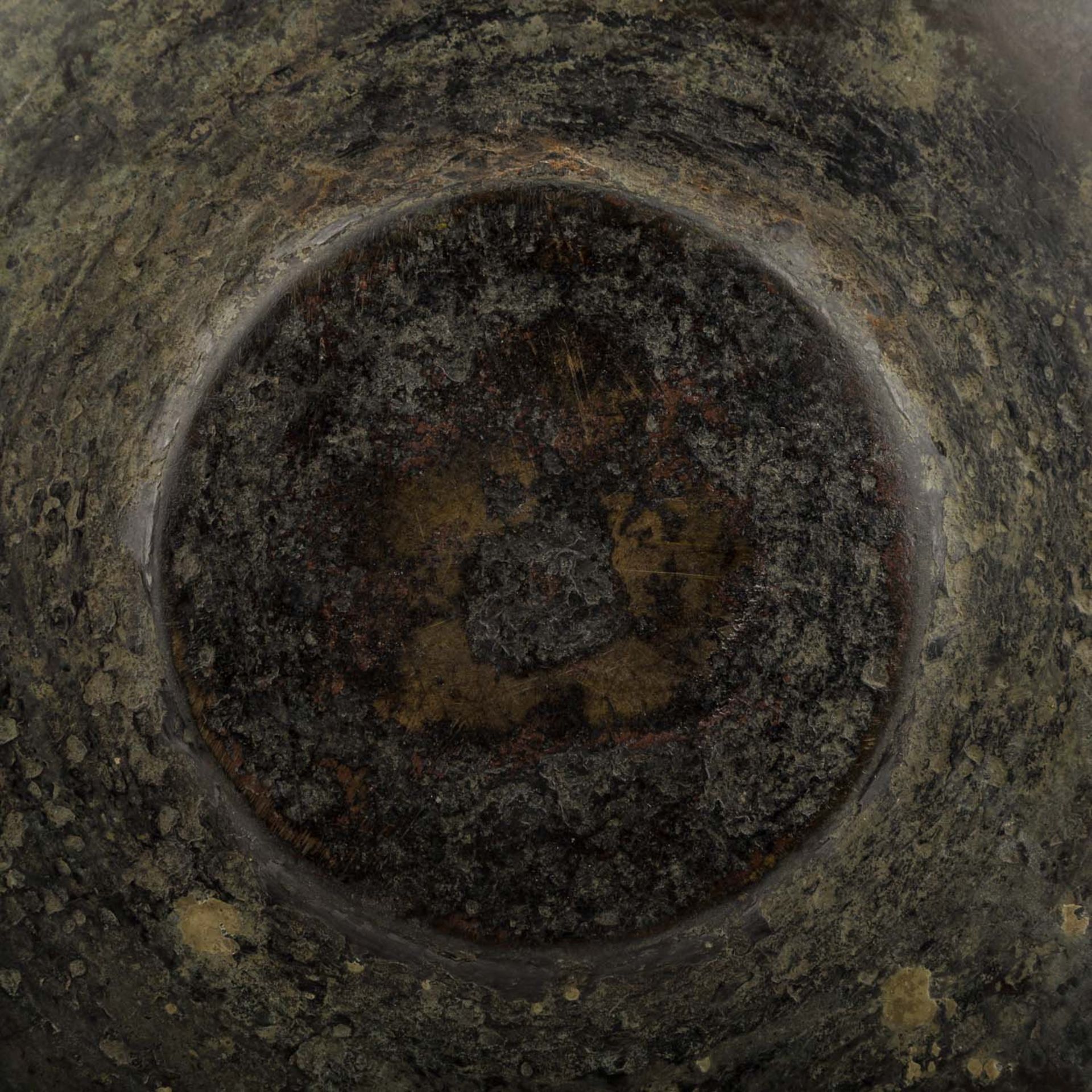 Schüssel aus Bronze. SÜDINDIEN, 19. Jh..Runde Form, leicht gestuft durch umlaufende Rillen. D ca. 42 - Image 6 of 6