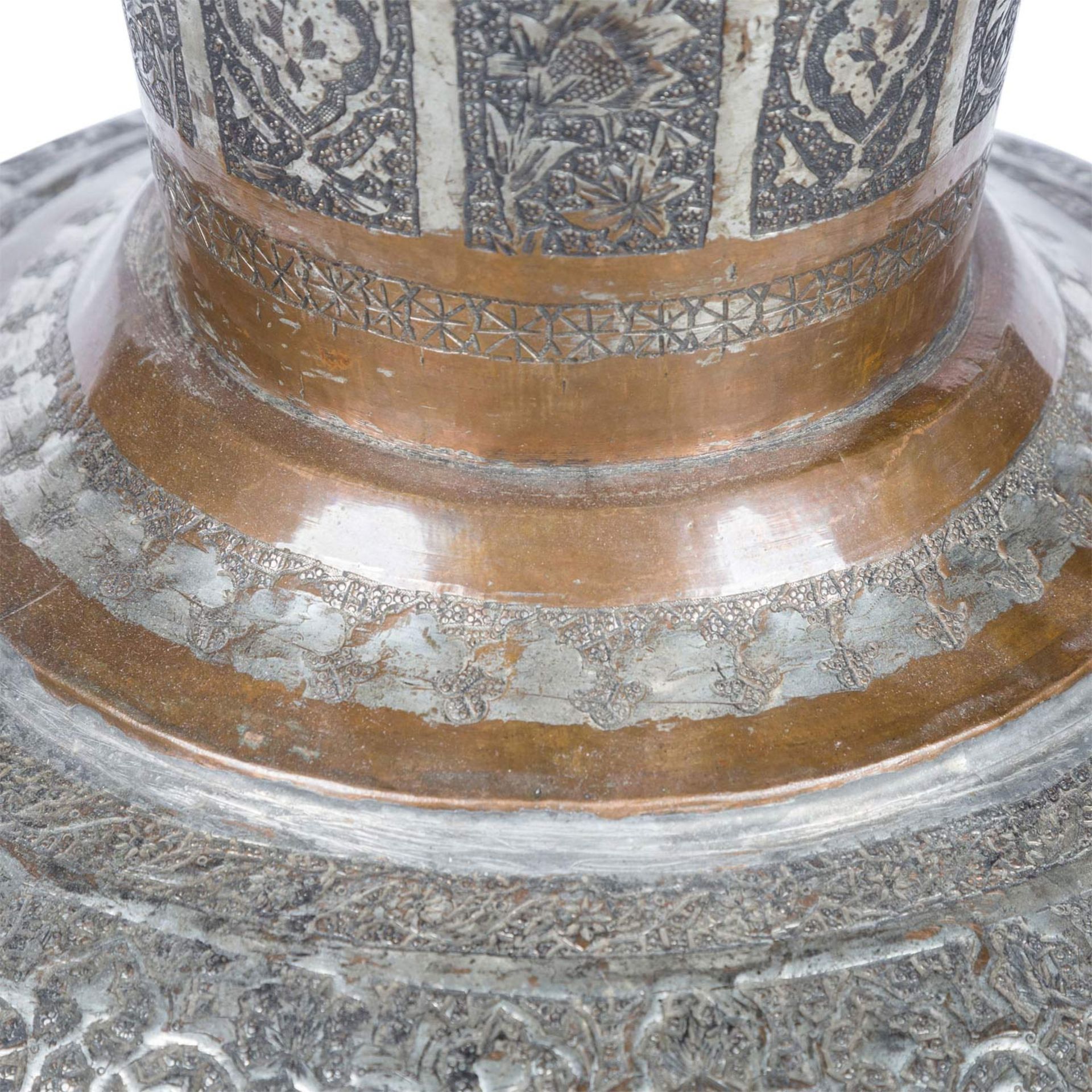 Monumentale Vase aus Metall. PERSIEN, 1. Hälfte 20. Jh..Ornamental und mit figürlichen Szenen in - Image 4 of 10