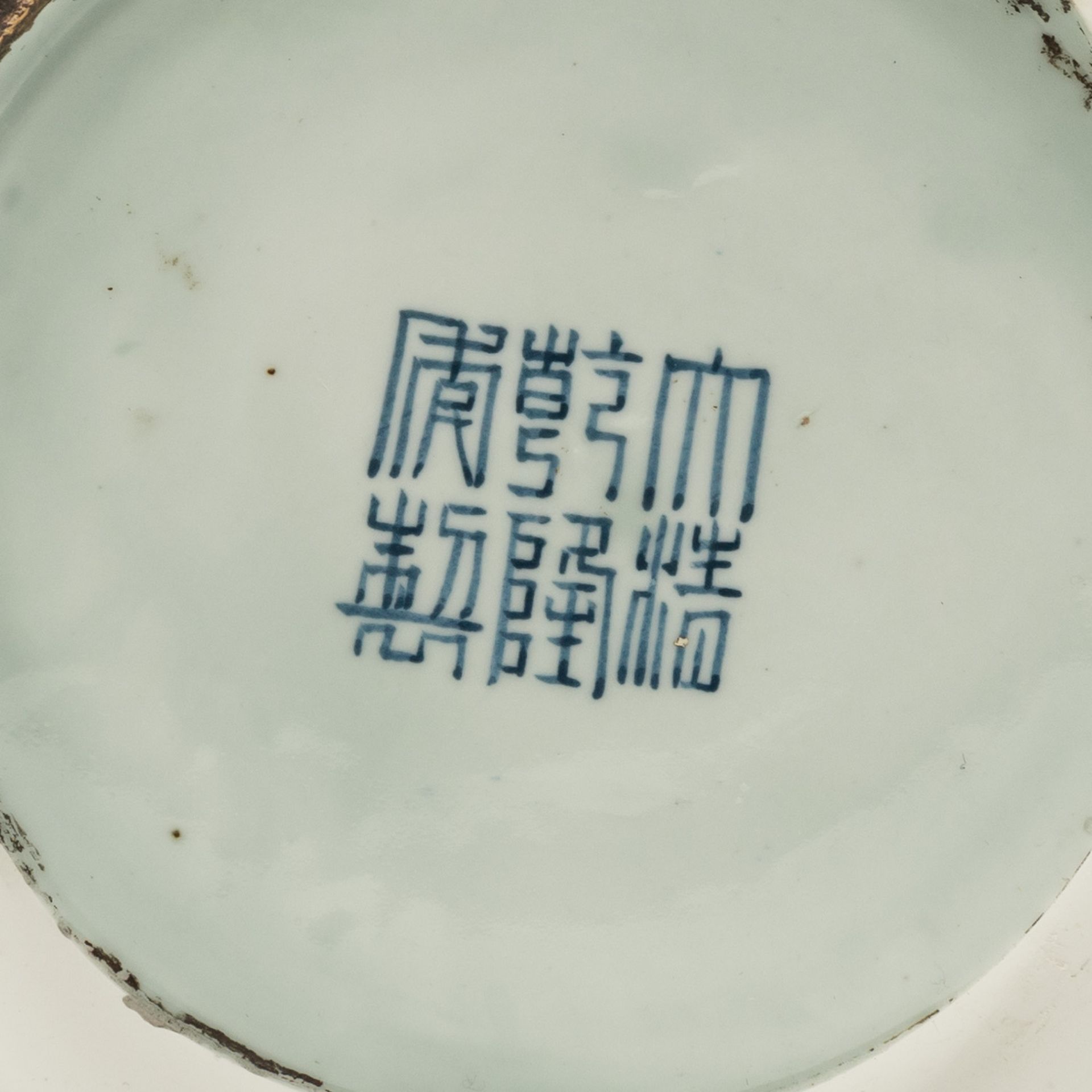 Paar Bodenvasen. CHINA.Blau-weisse, unterglasurblaue Bemalung von Drachen. Jeweils mit zwei seitlich - Image 6 of 6