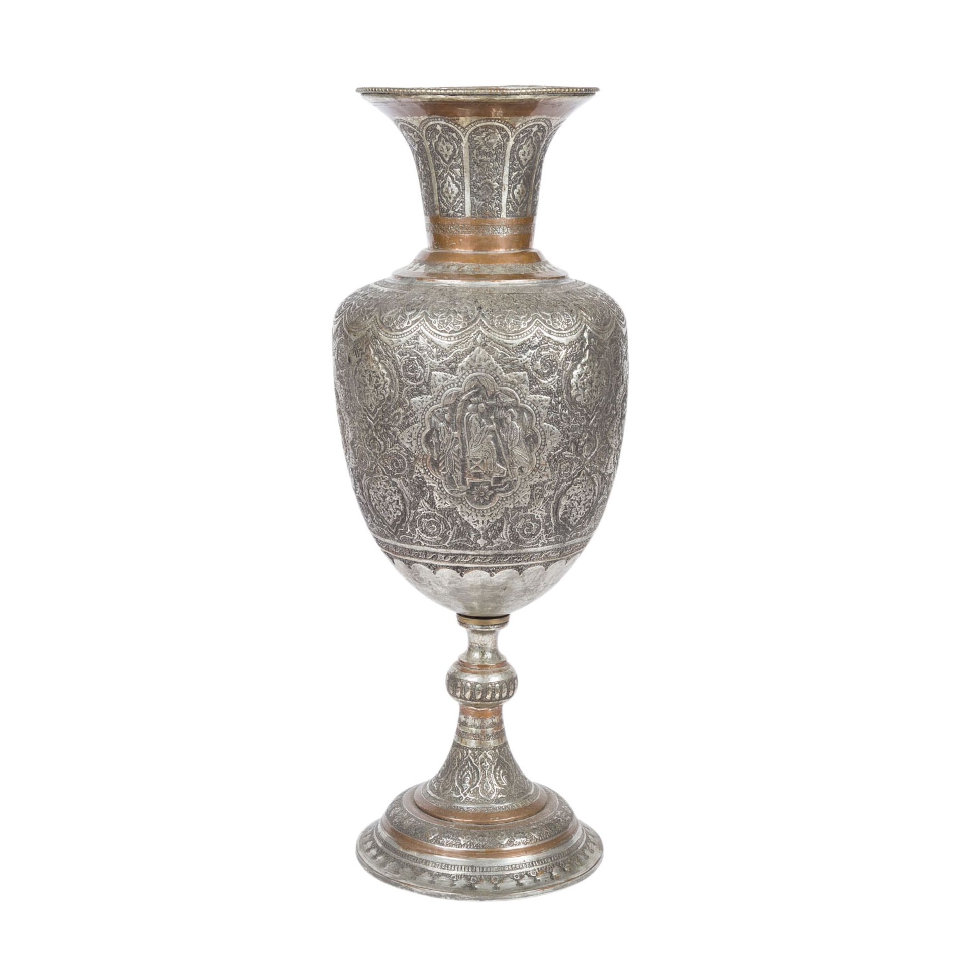 Monumentale Vase aus Metall. PERSIEN, 1. Hälfte 20. Jh..Ornamental und mit figürlichen Szenen in - Image 2 of 10