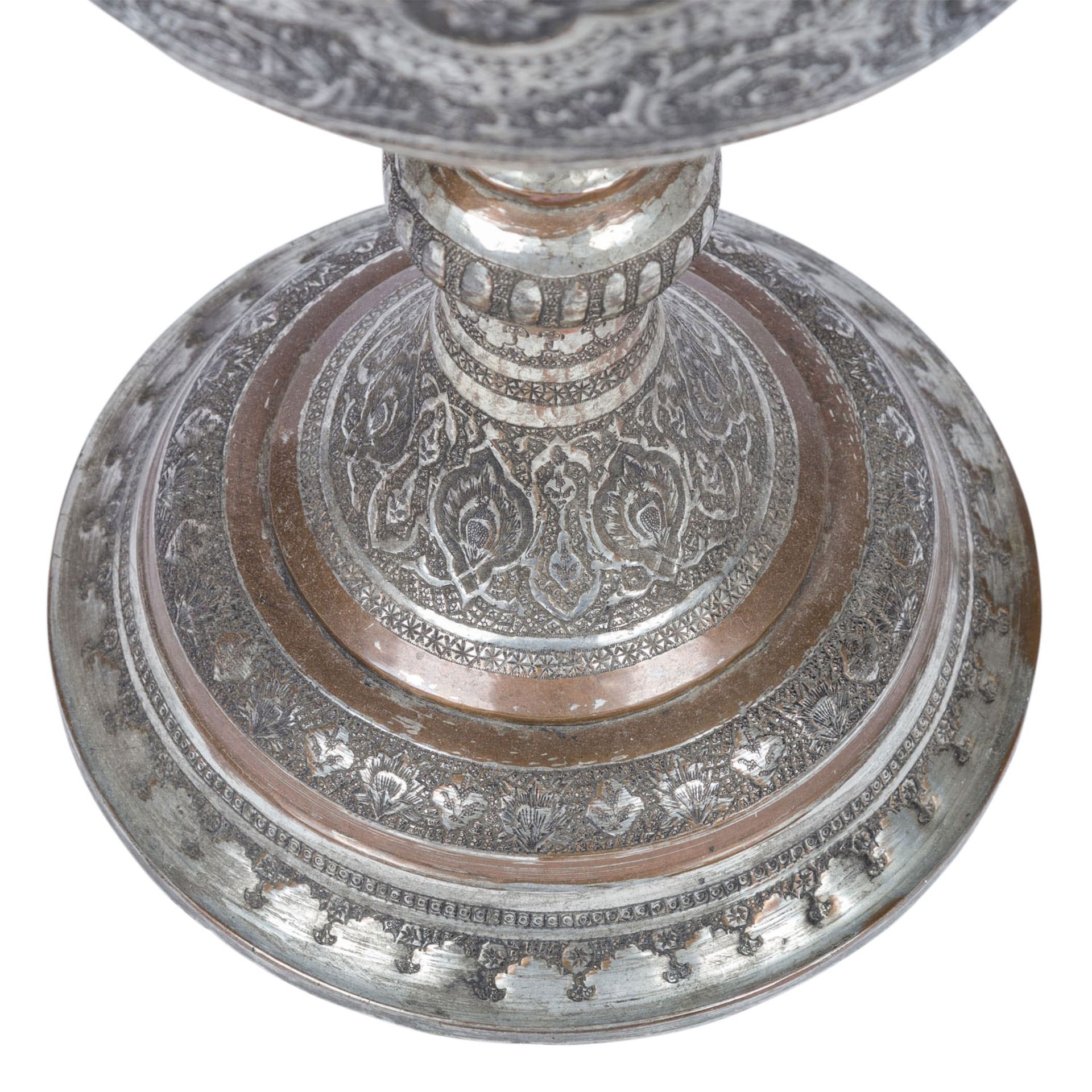 Monumentale Vase aus Metall. PERSIEN, 1. Hälfte 20. Jh..Ornamental und mit figürlichen Szenen in - Image 5 of 10