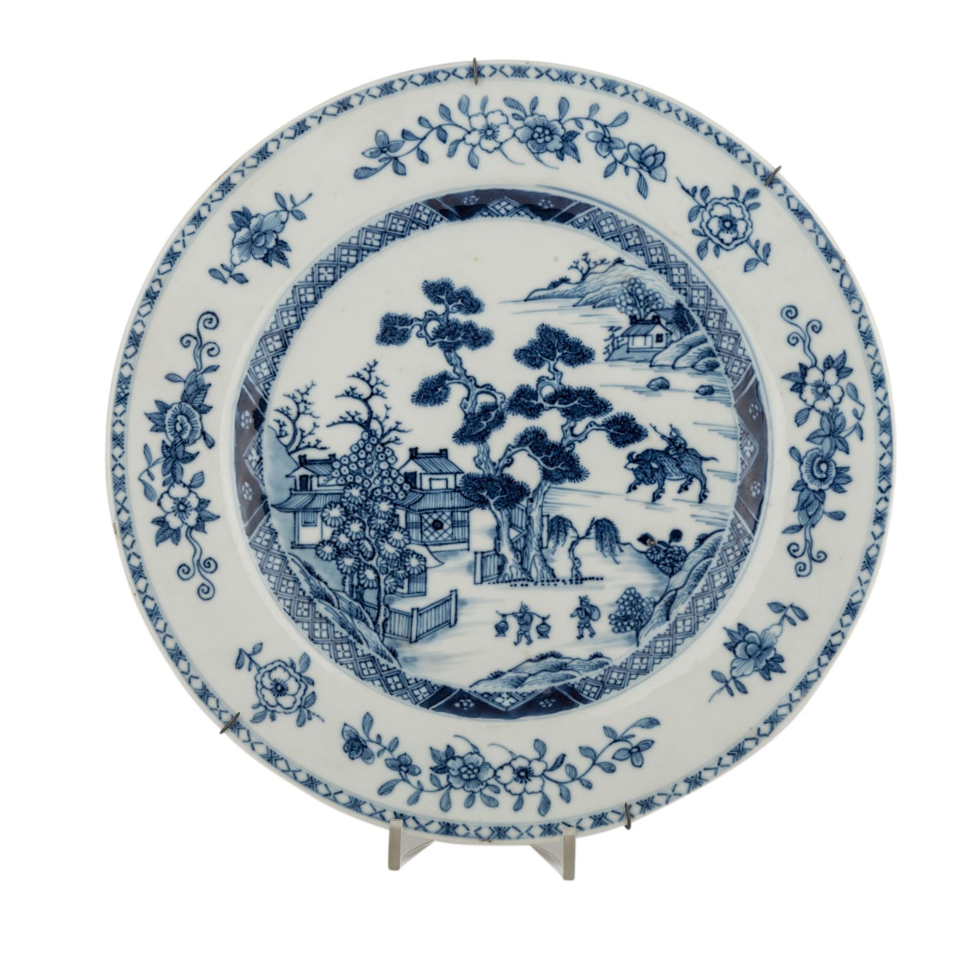 Drei blau-weisse Porzellanteller. CHINA, 19. Jh..Jeweils unterglasurblau bemalt mit Gartenmotiven, - Image 2 of 6