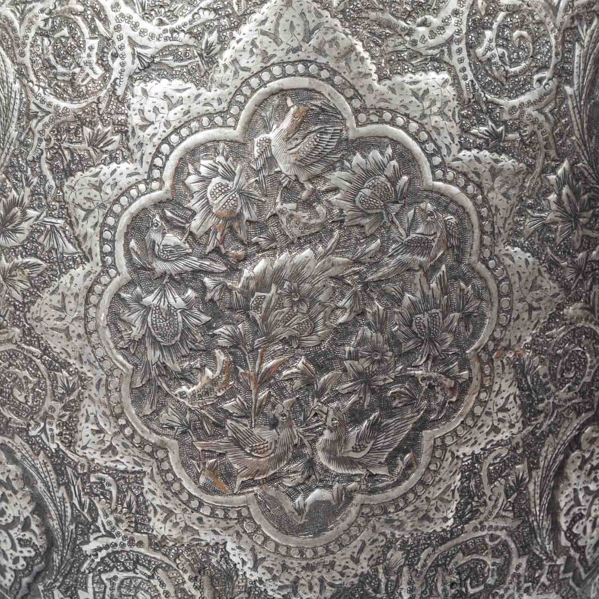 Monumentale Vase aus Metall. PERSIEN, 1. Hälfte 20. Jh..Ornamental und mit figürlichen Szenen in - Image 9 of 10