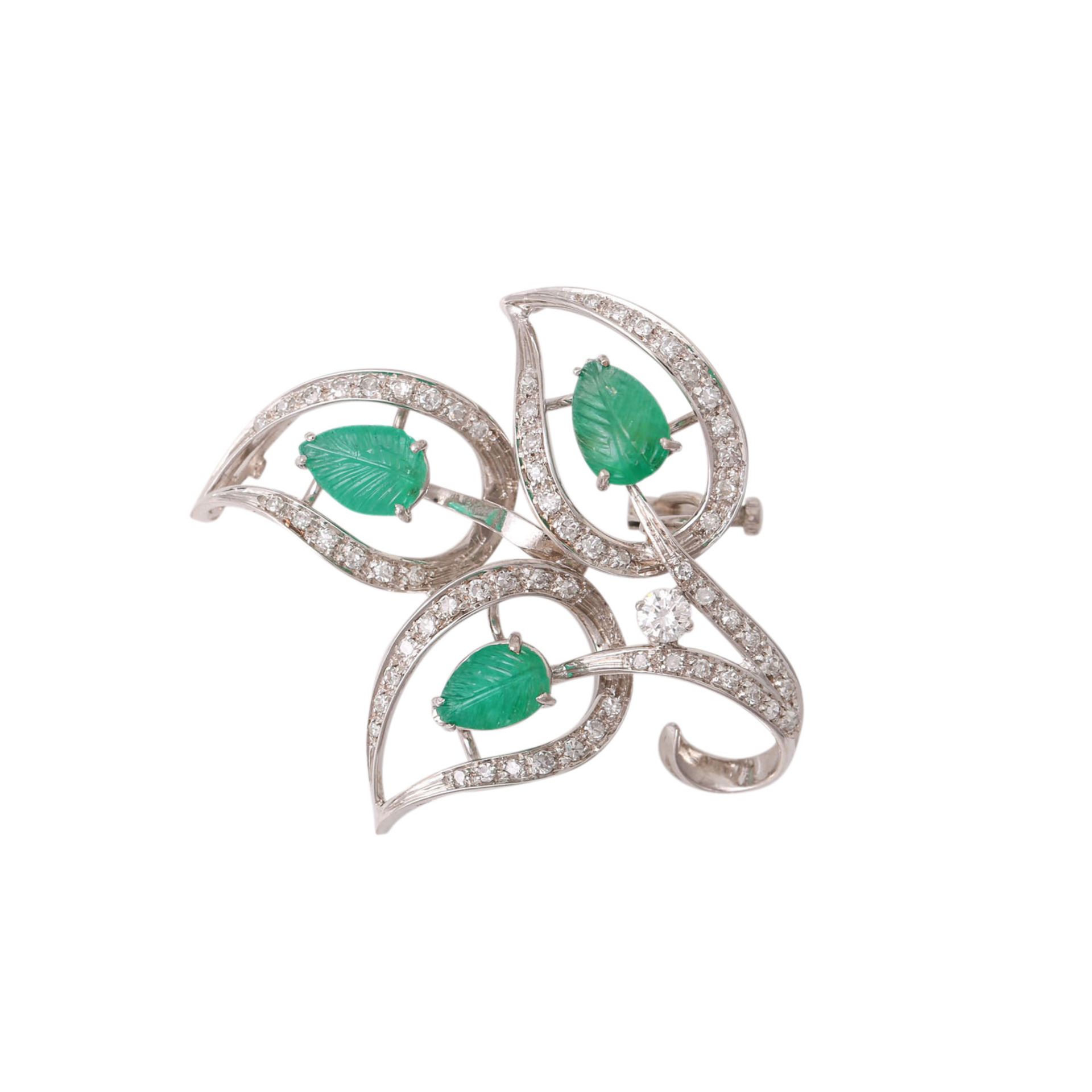Florale Brosche mit Smaragdblättern und Diamantenin versch. Schliffformen zus. ca. 0,5 ct LGW (I-