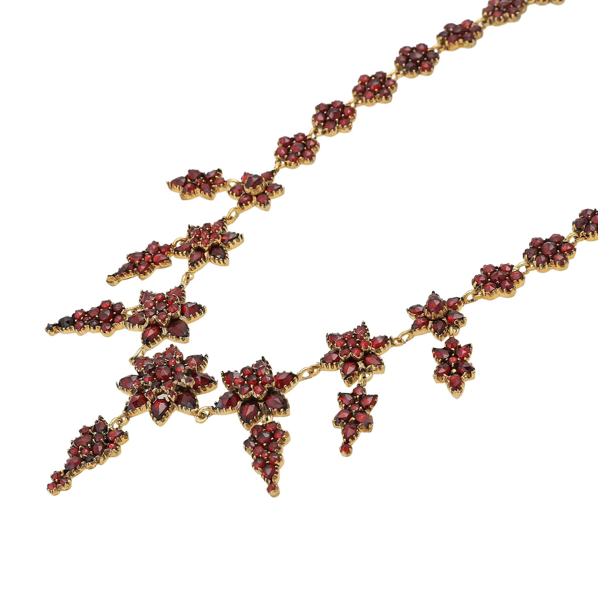 Collier bes. mit Granat, um 1900,Metall vergoldet, Blütenrosetten, vorne sternförmig im - Image 4 of 4