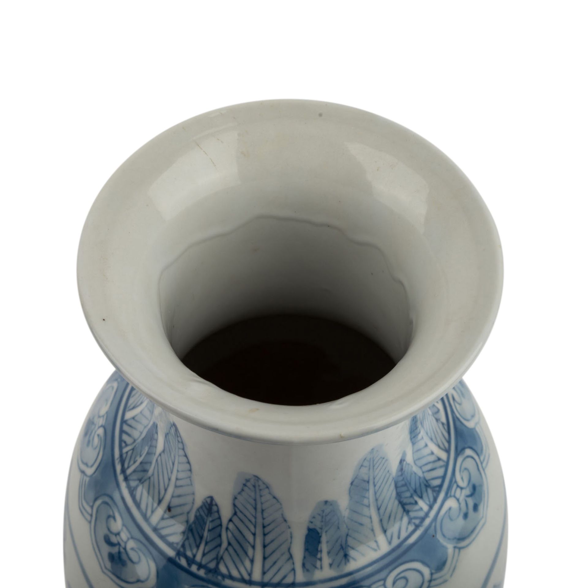 Blau-weisse Vase. CHINA, 20. Jh..Verziert mit unterglasurblauer Blumenmalelerei, H ca. 30 cm. - Image 5 of 6