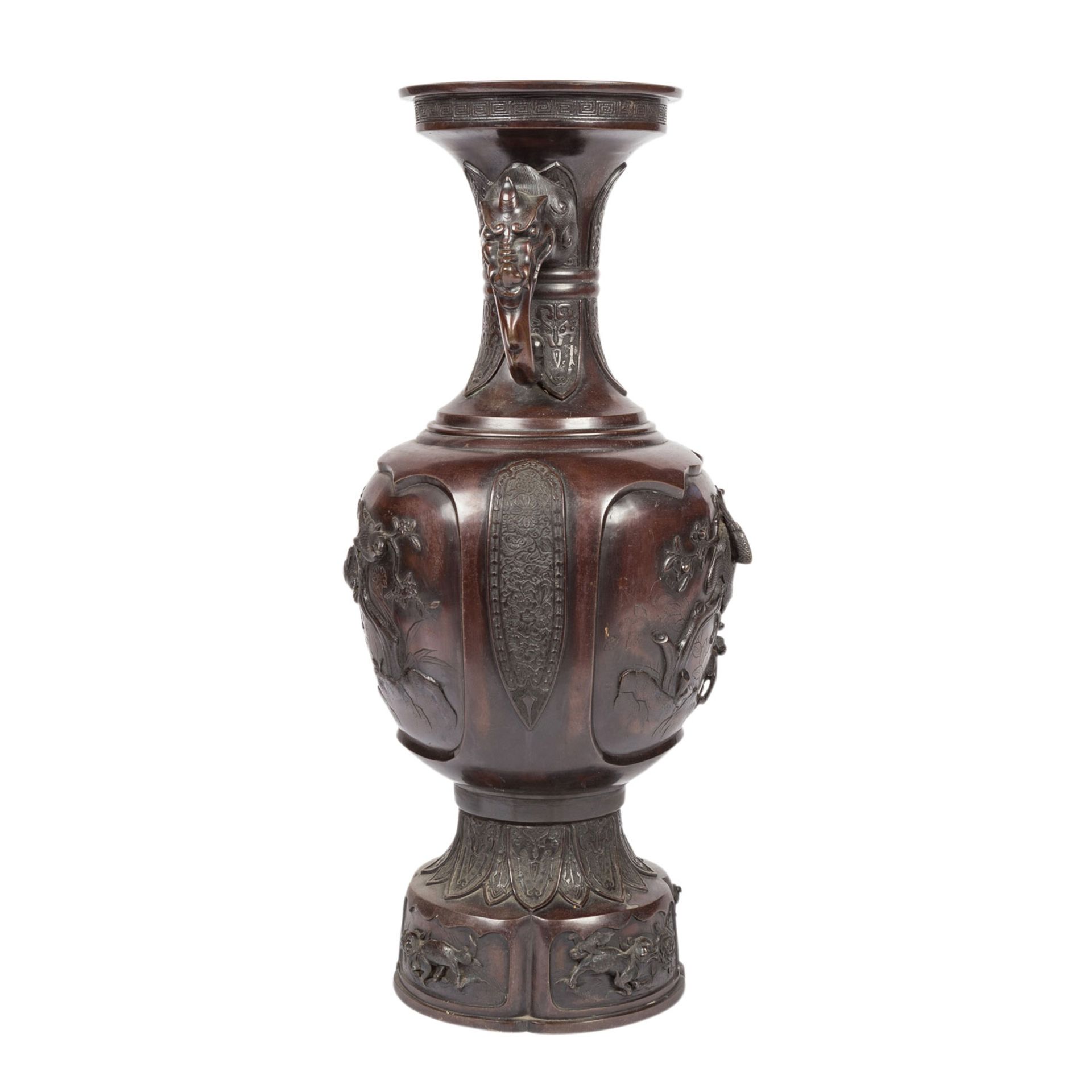 Bodenvase aus Bronze. JAPAN, Meiji-Zeit (1868-1912).Bauchige Enghalsvase mit zwei auf der Schulter - Image 10 of 10