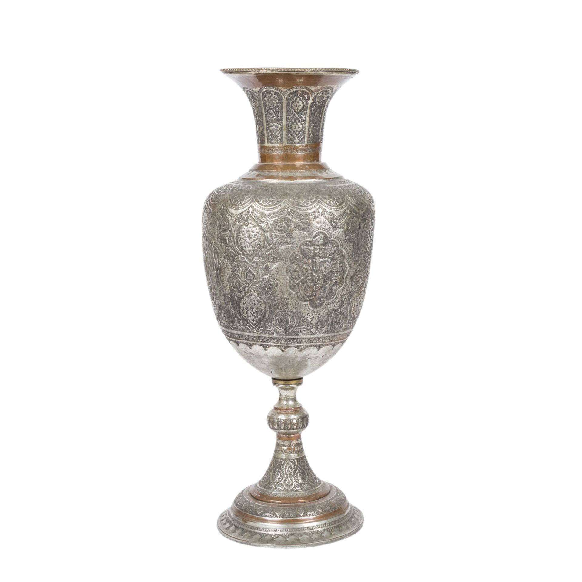 Monumentale Vase aus Metall. PERSIEN, 1. Hälfte 20. Jh..Ornamental und mit figürlichen Szenen in