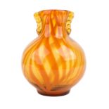 GLASVASEMundgeblasene Vase aus bernsteinfarbenem Glas mit orangefarbenen Einschmelzungen. Seitlich