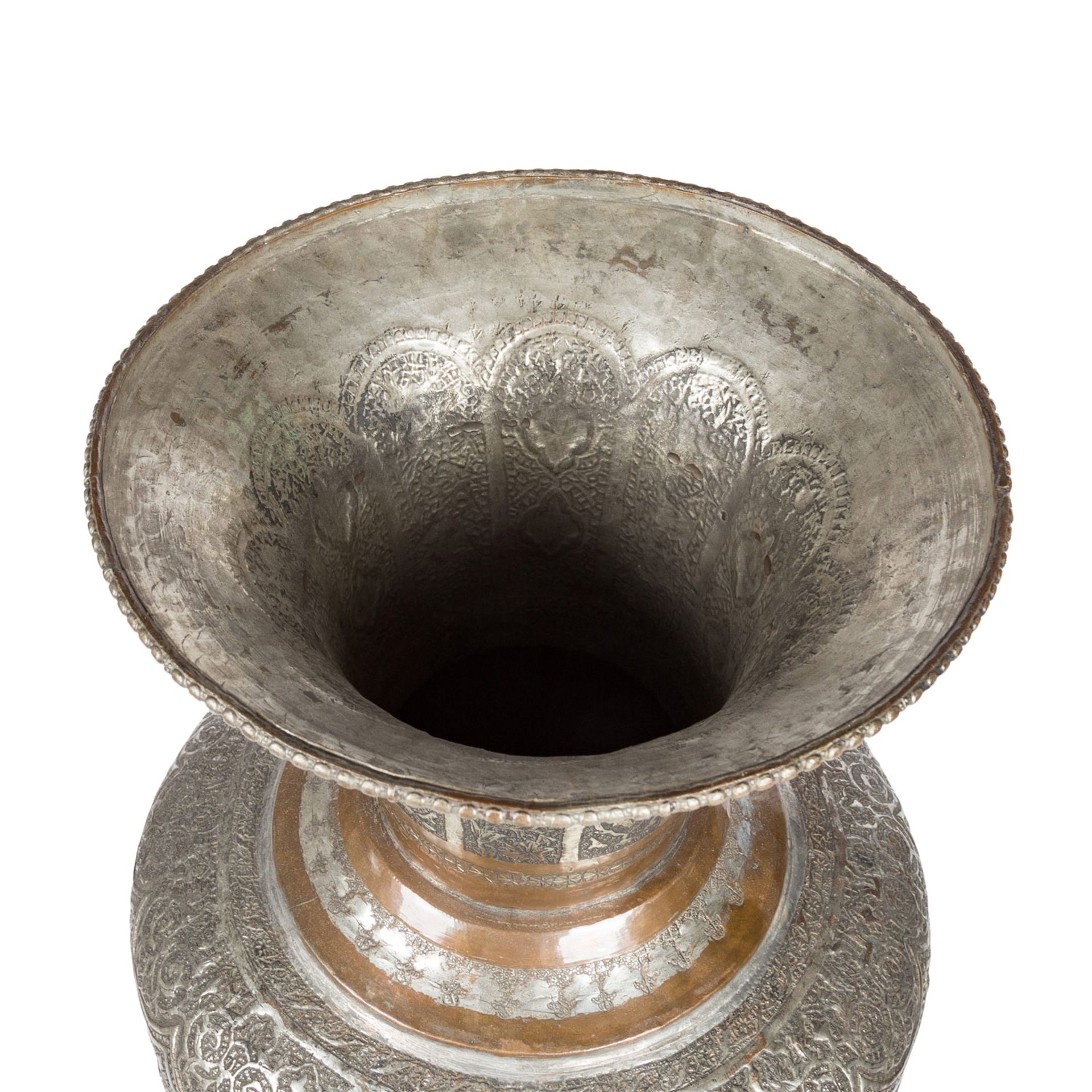 Monumentale Vase aus Metall. PERSIEN, 1. Hälfte 20. Jh..Ornamental und mit figürlichen Szenen in - Image 6 of 10