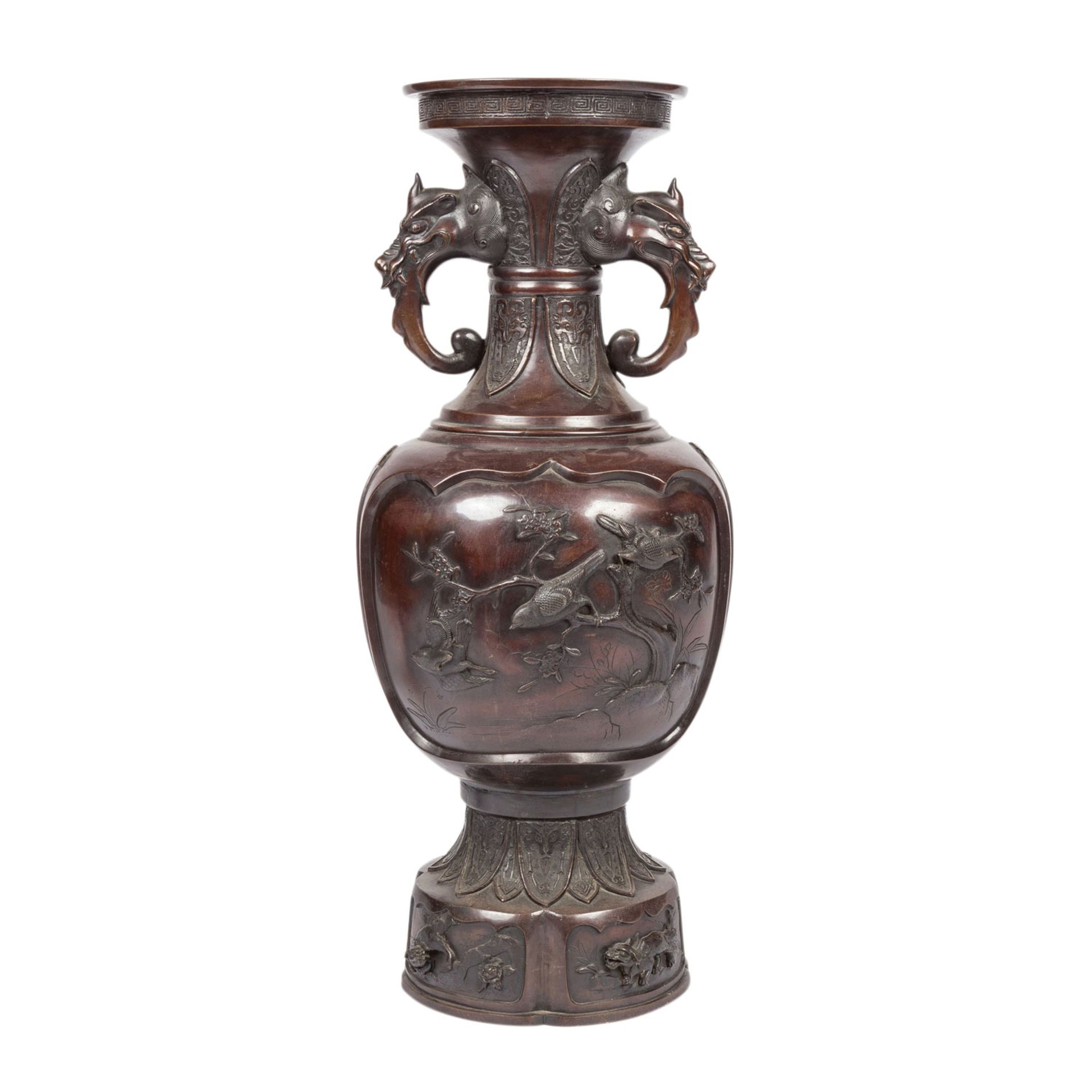 Bodenvase aus Bronze. JAPAN, Meiji-Zeit (1868-1912).Bauchige Enghalsvase mit zwei auf der Schulter - Image 9 of 10