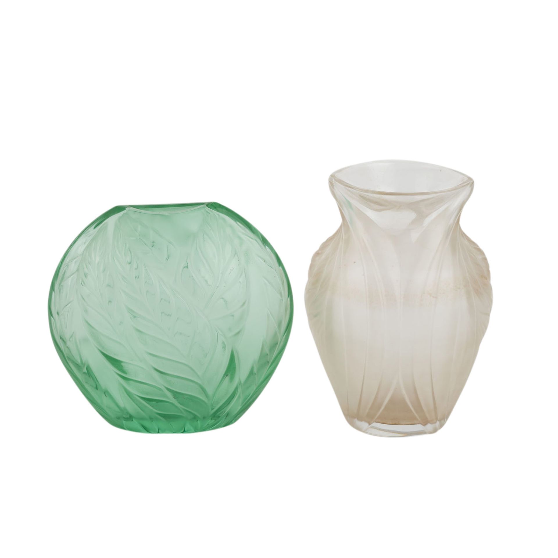 LALIQUE FRANCE ZWEI GLASVASENTransparentes, smaragdgrünes Glas mit Blattdekor und farbloses Glas mit - Image 3 of 6
