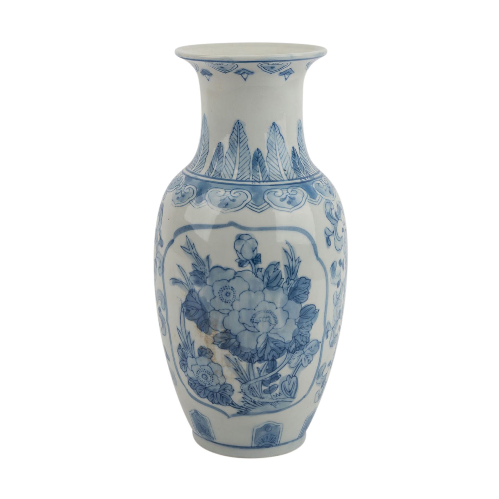 Blau-weisse Vase. CHINA, 20. Jh..Verziert mit unterglasurblauer Blumenmalelerei, H ca. 30 cm. - Image 3 of 6