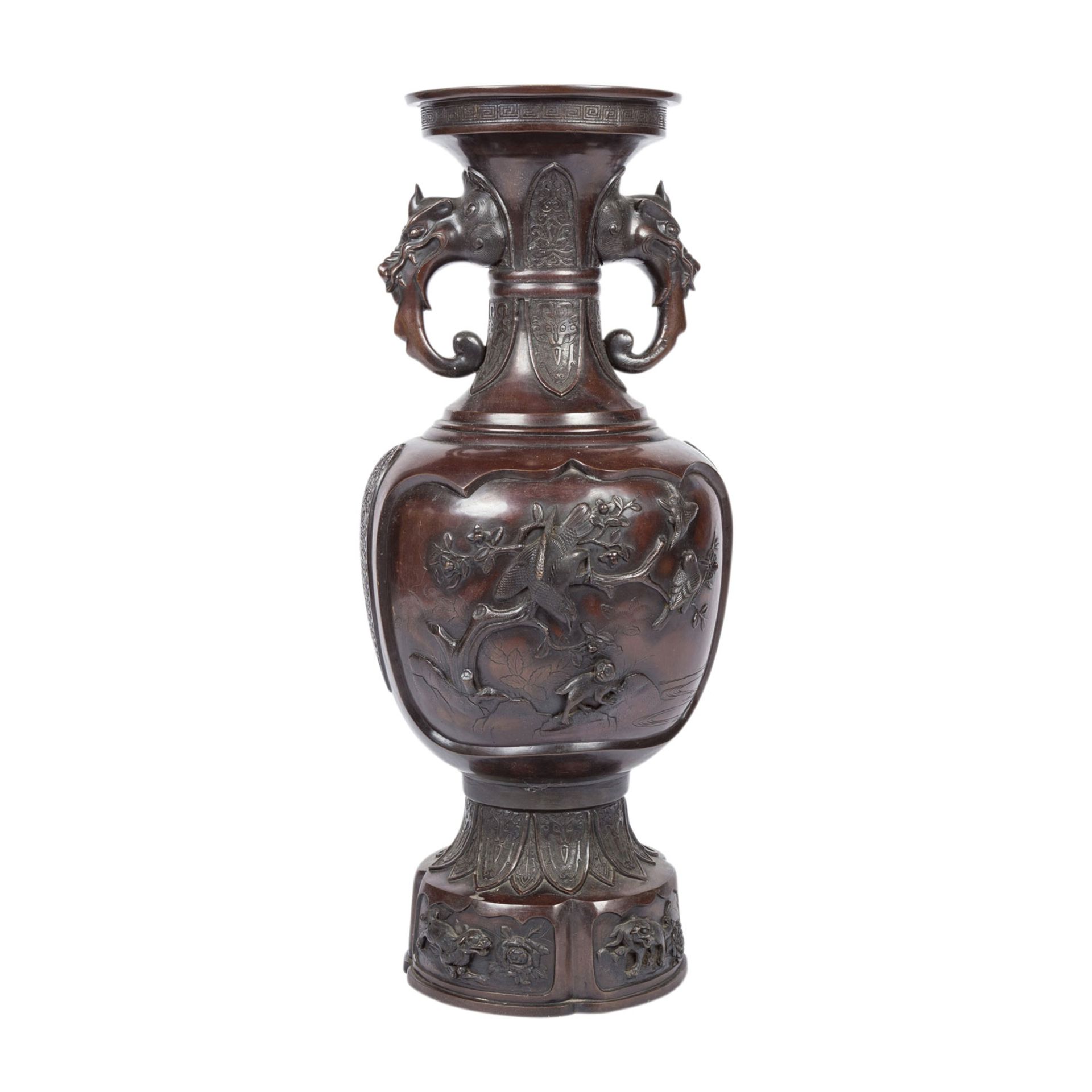 Bodenvase aus Bronze. JAPAN, Meiji-Zeit (1868-1912).Bauchige Enghalsvase mit zwei auf der Schulter