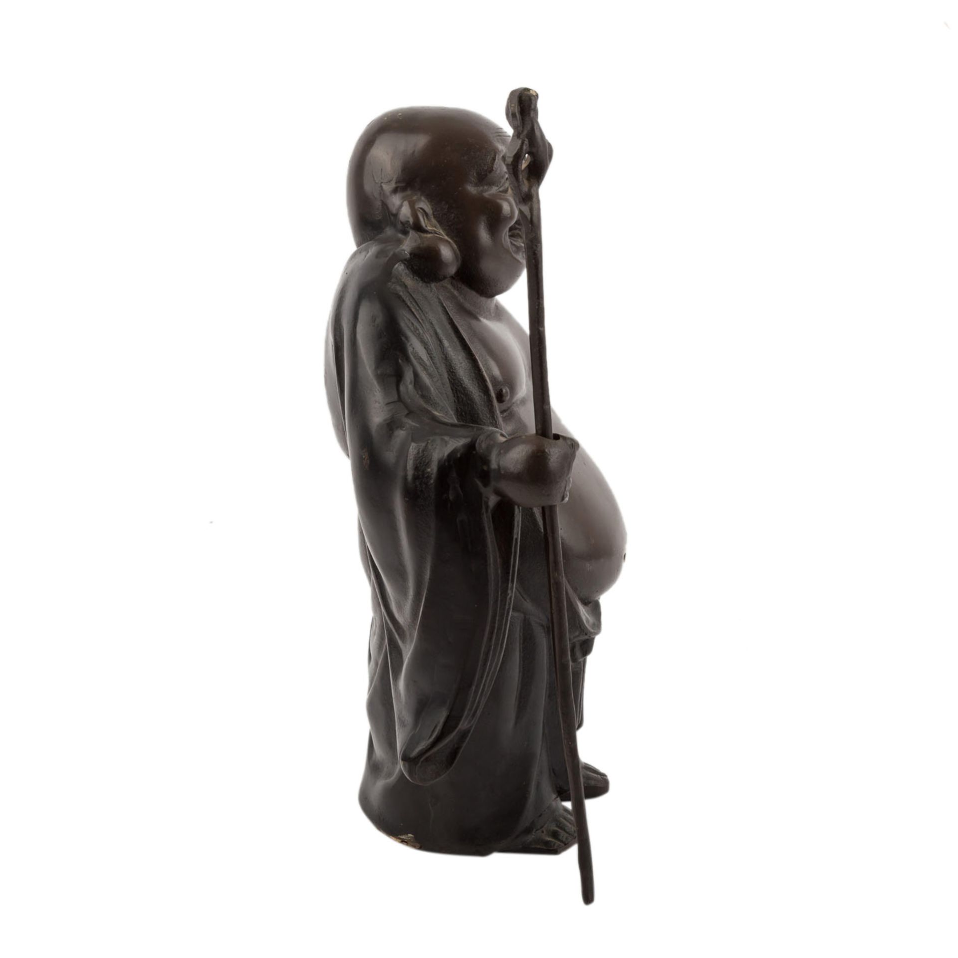 Hotei aus Bronze. JAPAN, 20. Jh..Stehende Laughing Buddha Darstellung mit dickem, nacktem Bauch - Image 4 of 6