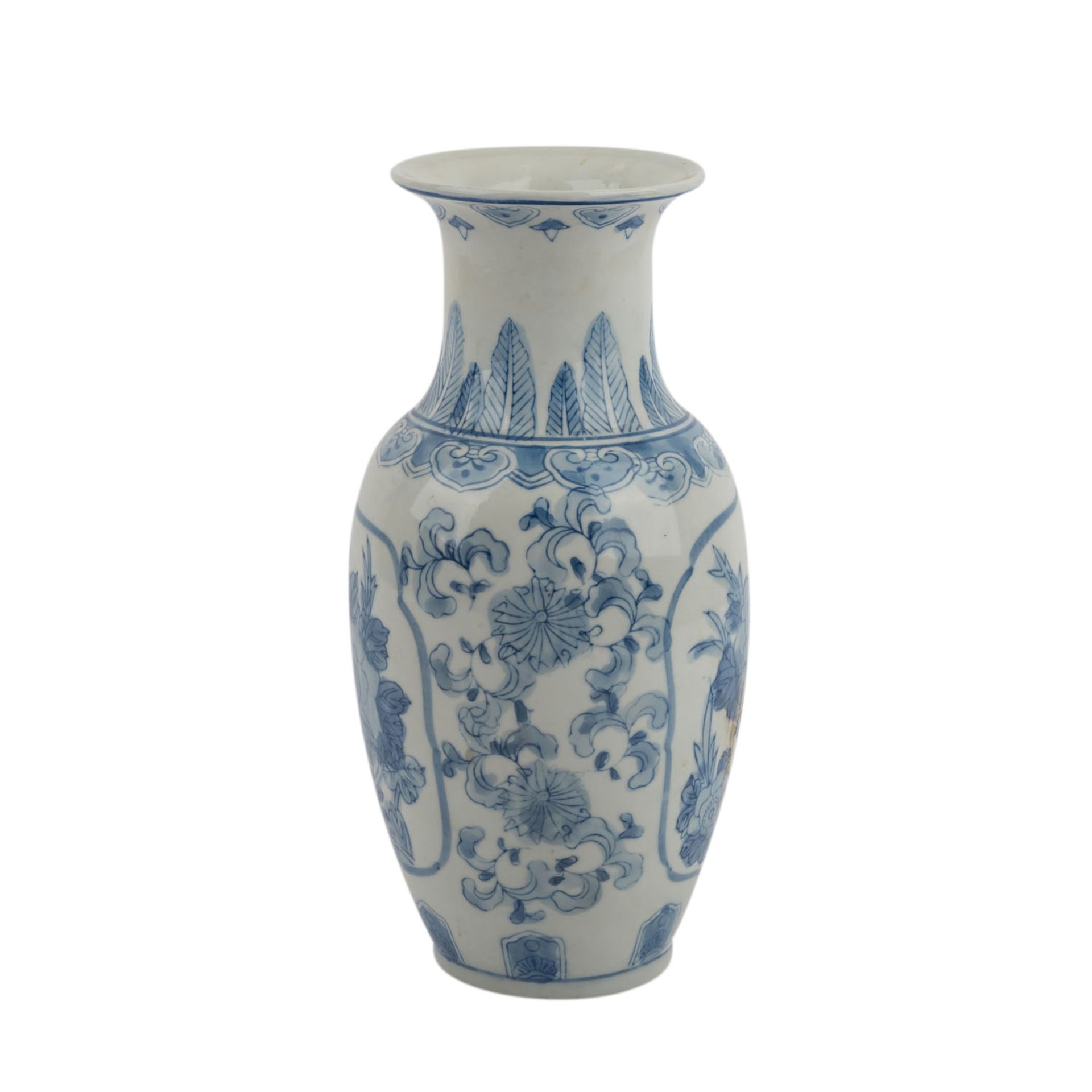 Blau-weisse Vase. CHINA, 20. Jh..Verziert mit unterglasurblauer Blumenmalelerei, H ca. 30 cm. - Image 2 of 6