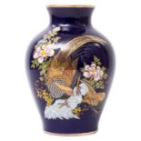 Kobaltblaue Vase.im asiatischen Stil dekoriert, H ca. 25,5 cm. Vase, blue, patterned in Asian style,