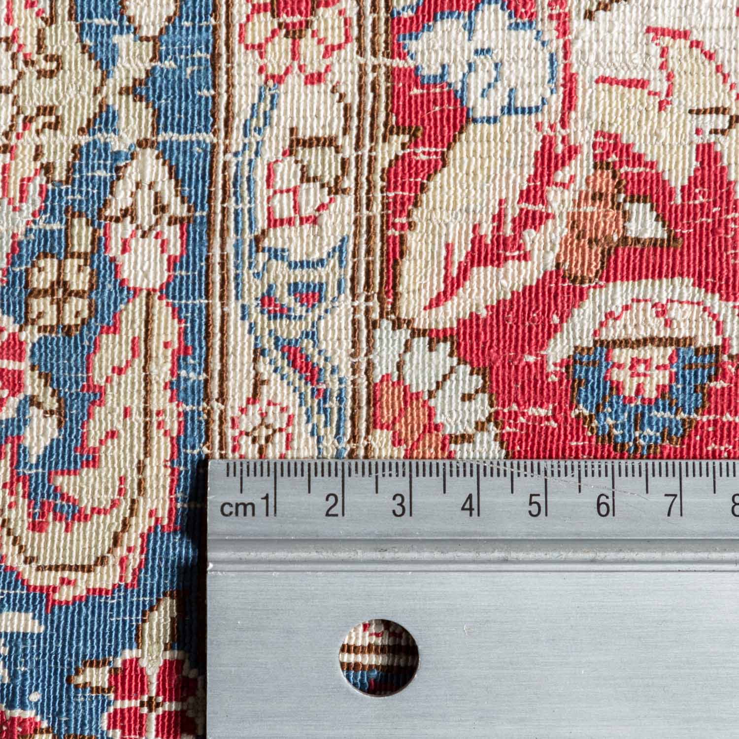 Orientteppich aus Seide. HEREKE, 20. Jh., ca. 87x58 cm.Der rote Fond des Innenfeldes ist aufsteigend - Image 4 of 5