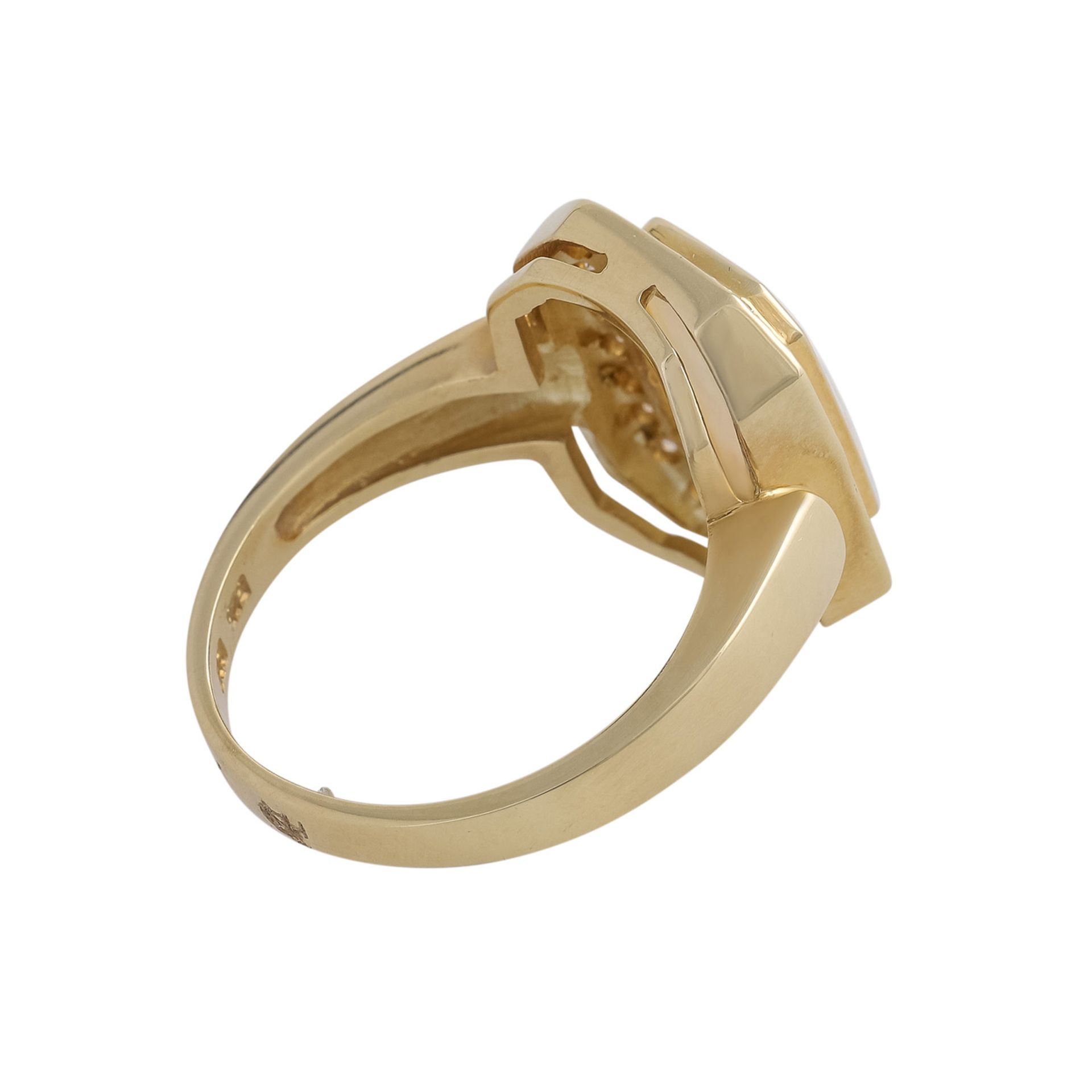 Ring mit 1 flachen Opalcabochon, achteckig,entouriert von 24 Brillanten, zus. ca. 0,24 ct, GG 14K, - Bild 3 aus 4