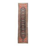 Orientteppich. GASHGAI/PERSIEN, um 1900, ca. 492x111 cm.Der dunkelblaugrundige Fond des